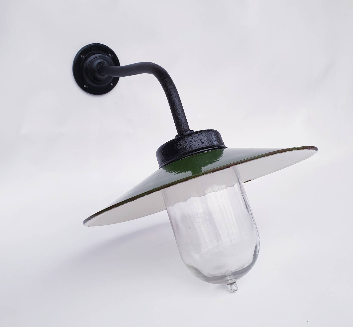 Antique outdoor lamp in enamelled sheet metal