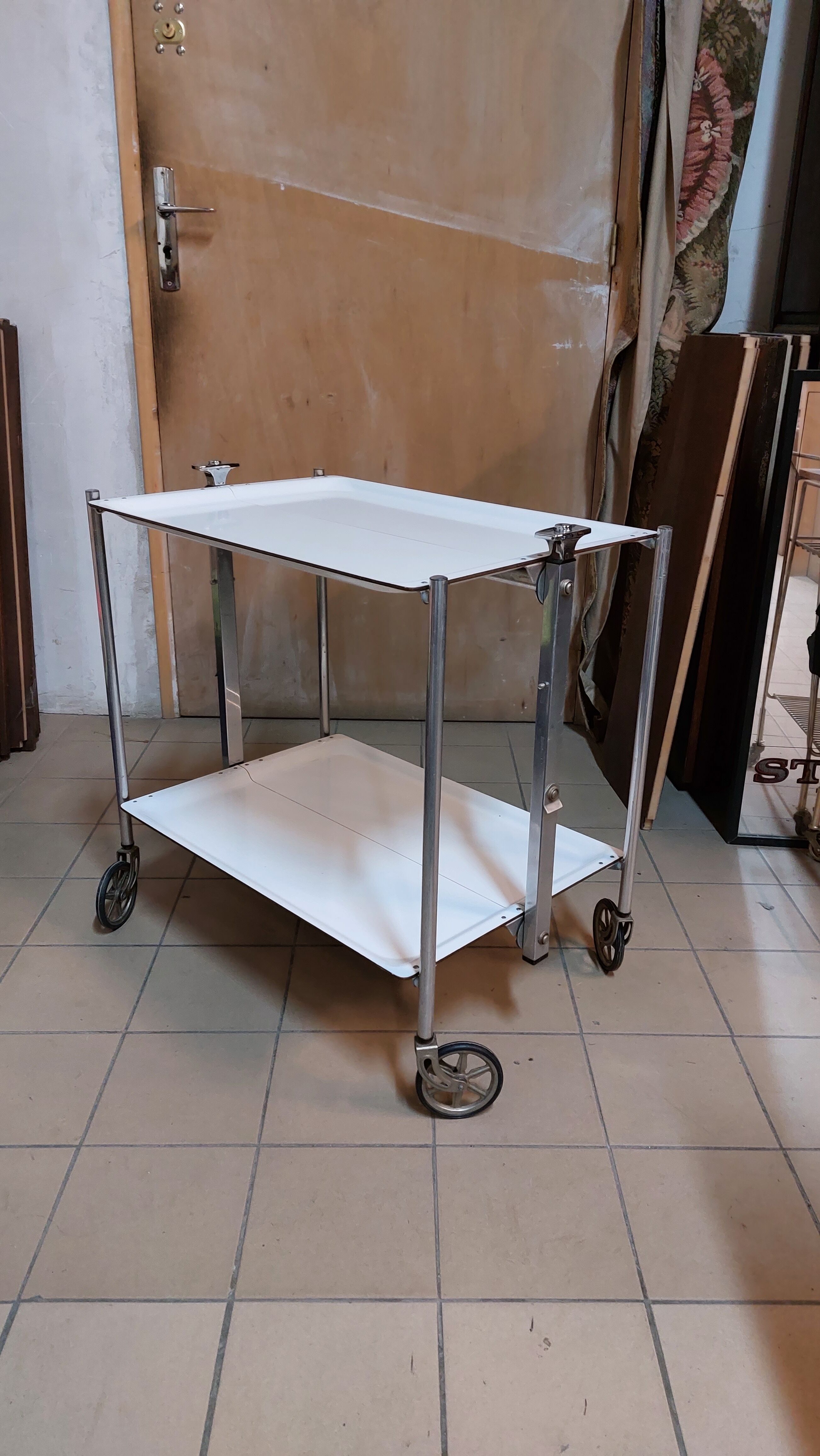Folding tray with vintage wheels Textable in white formica