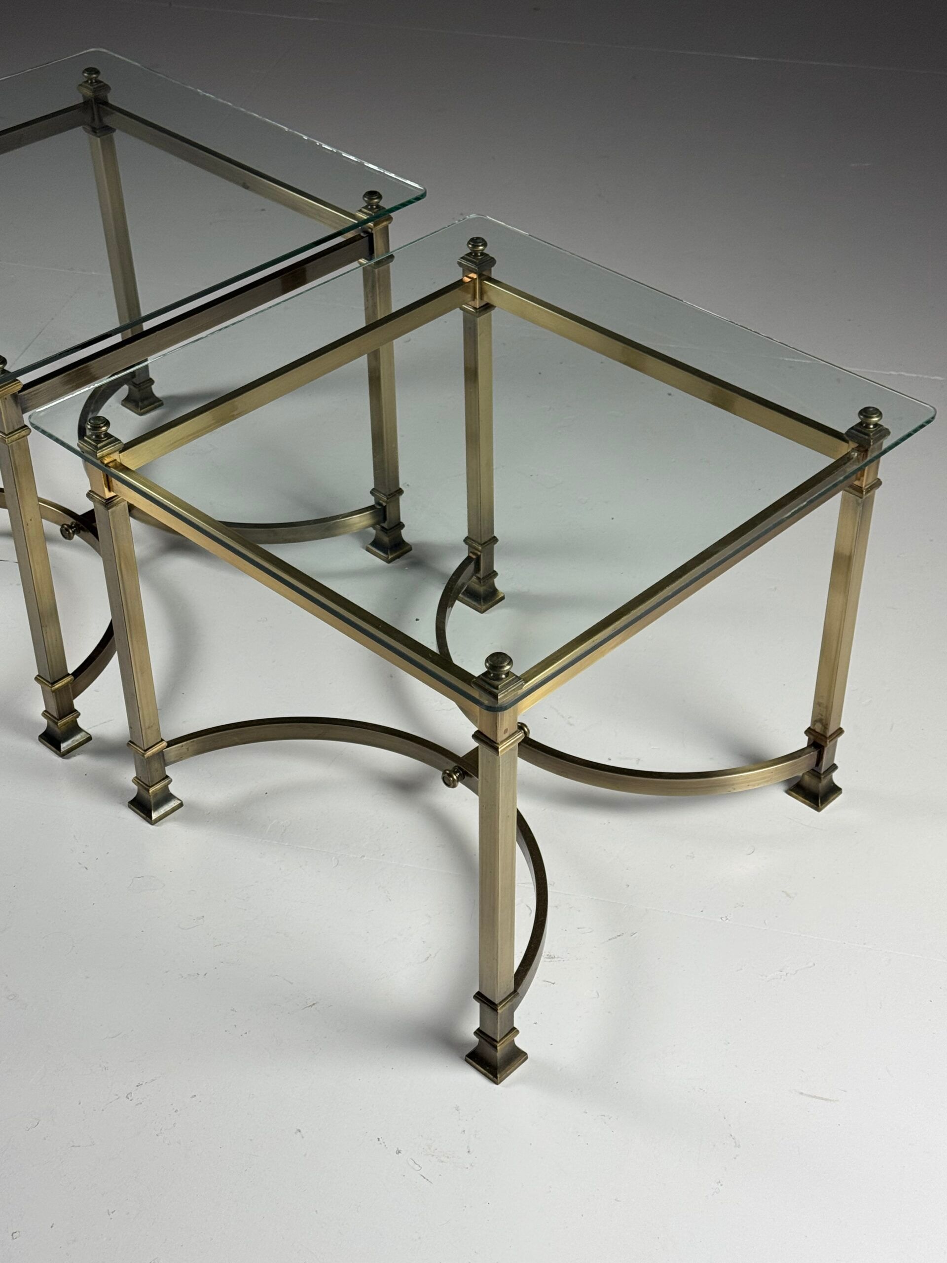 Ensemble de 2 tables d'appoint en métal vintage