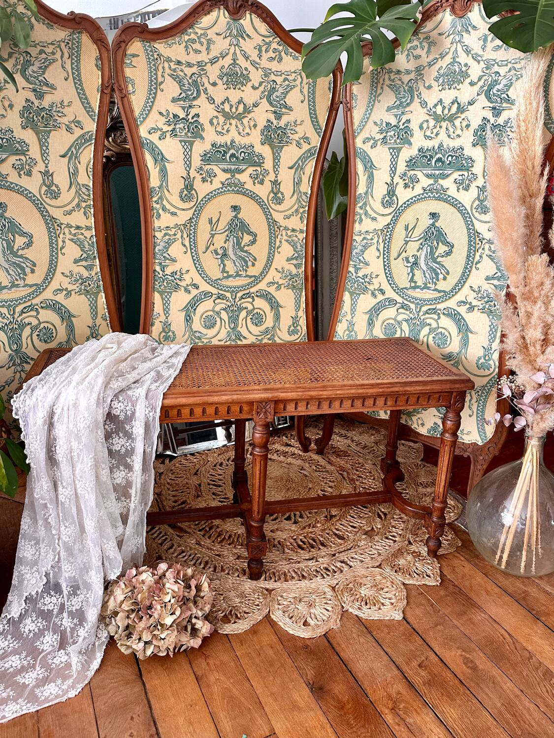 Piano bench seat in cane