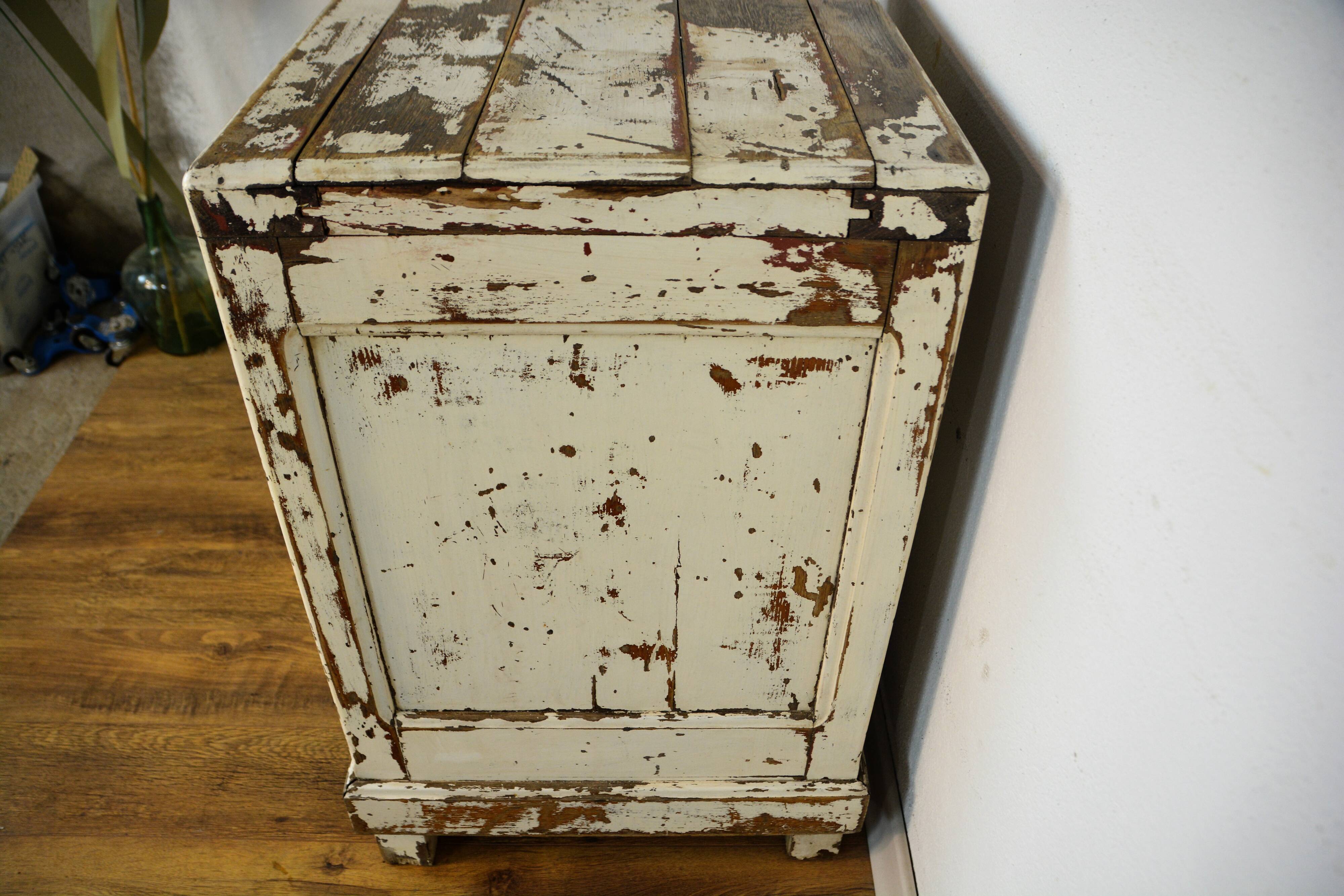 Cooler, patinated vintage Parisian sideboard