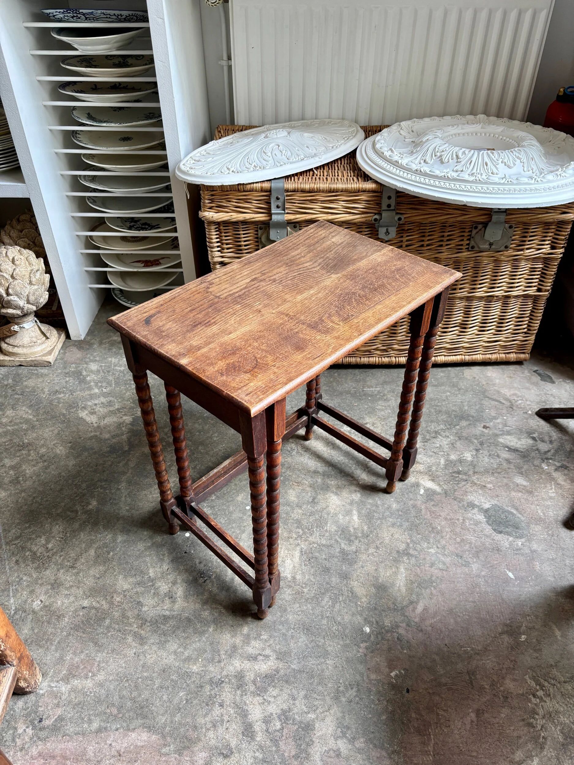 2 nesting tables in turned oak ☐ 62.5 x 33.5 cm