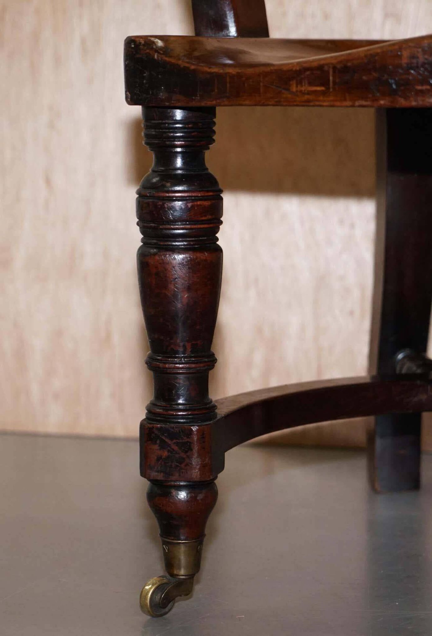 Chaise de capitaine victorienne en noyer d'Eton College