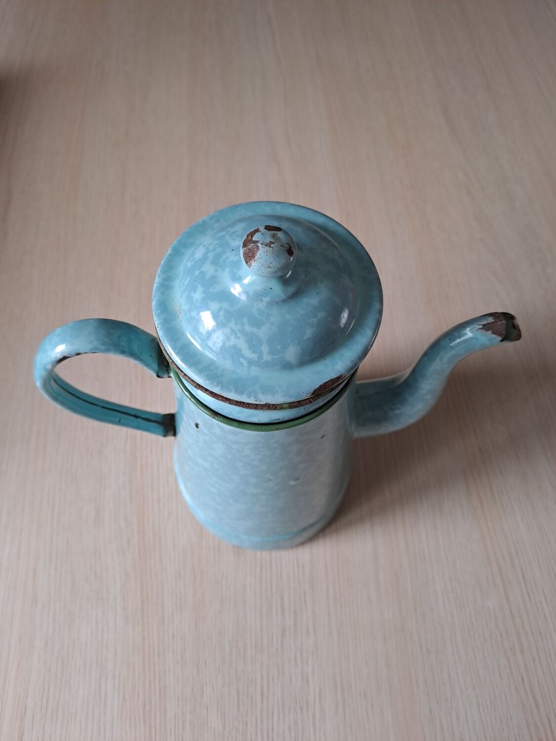 Green enamelled sheet metal coffee maker