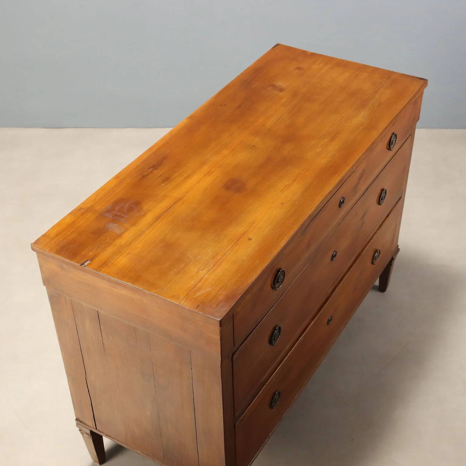Directoire commode in walnut - Italy early 19th century