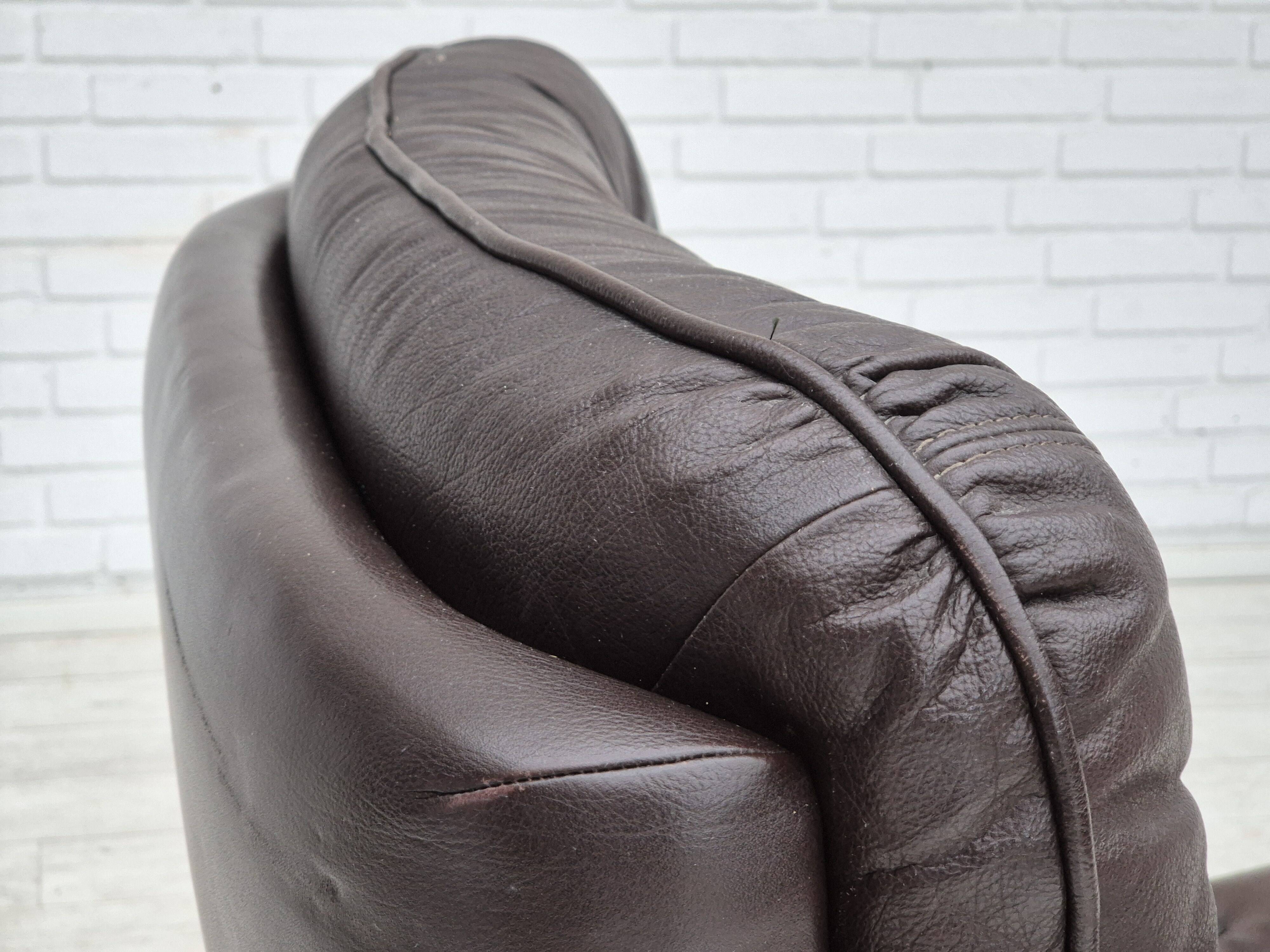 Chaise pivotante danoise des années 1970, état d'origine, cuir d'ameublement marron.