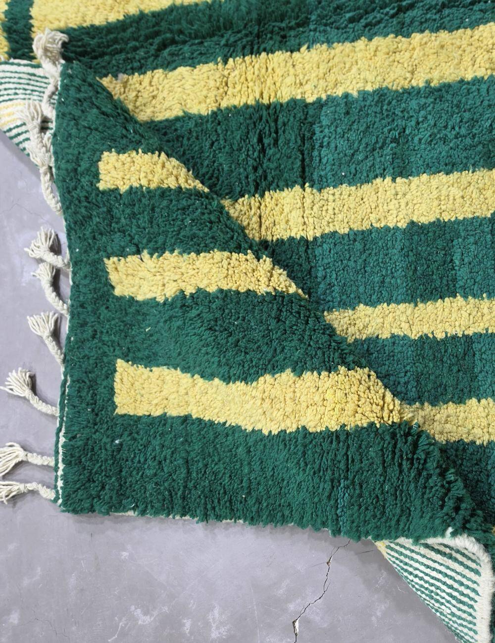 Contemporary green rug - 292 x 255 cm