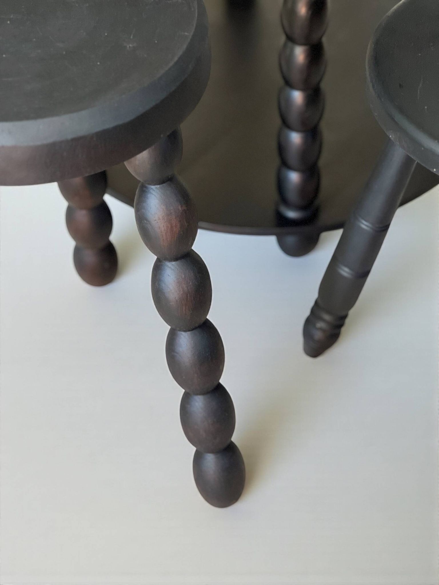 Ensemble table d'appoint et 2 tabourets, bois teinté noir Circa 1950
