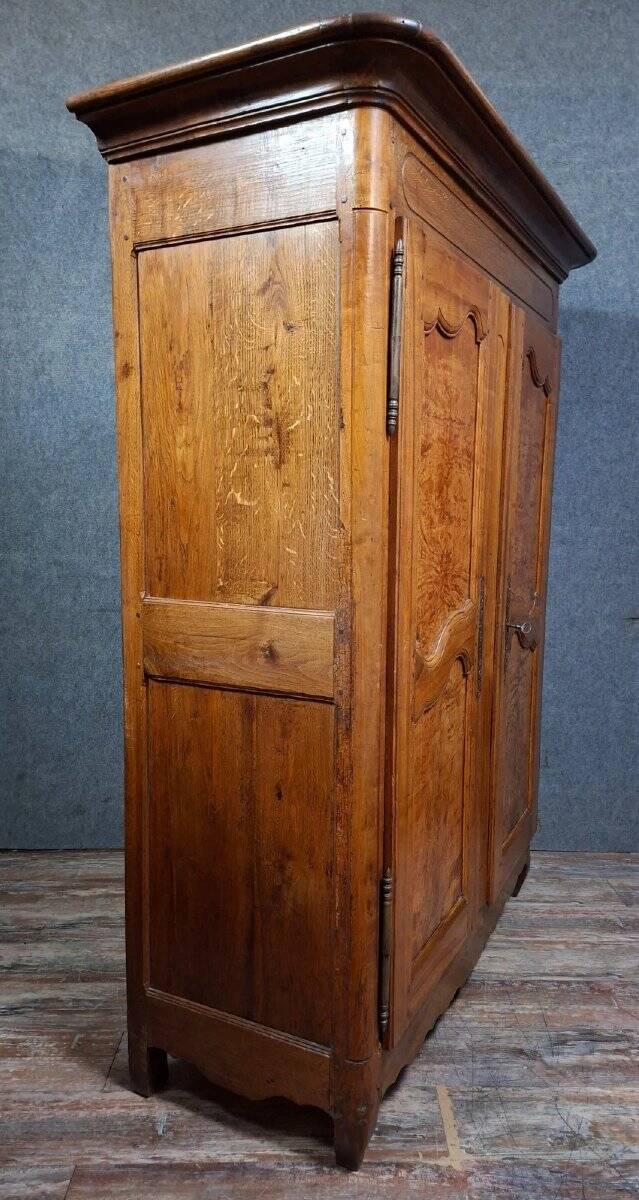 Louis XV wardrobe in solid walnut, 18th century.
