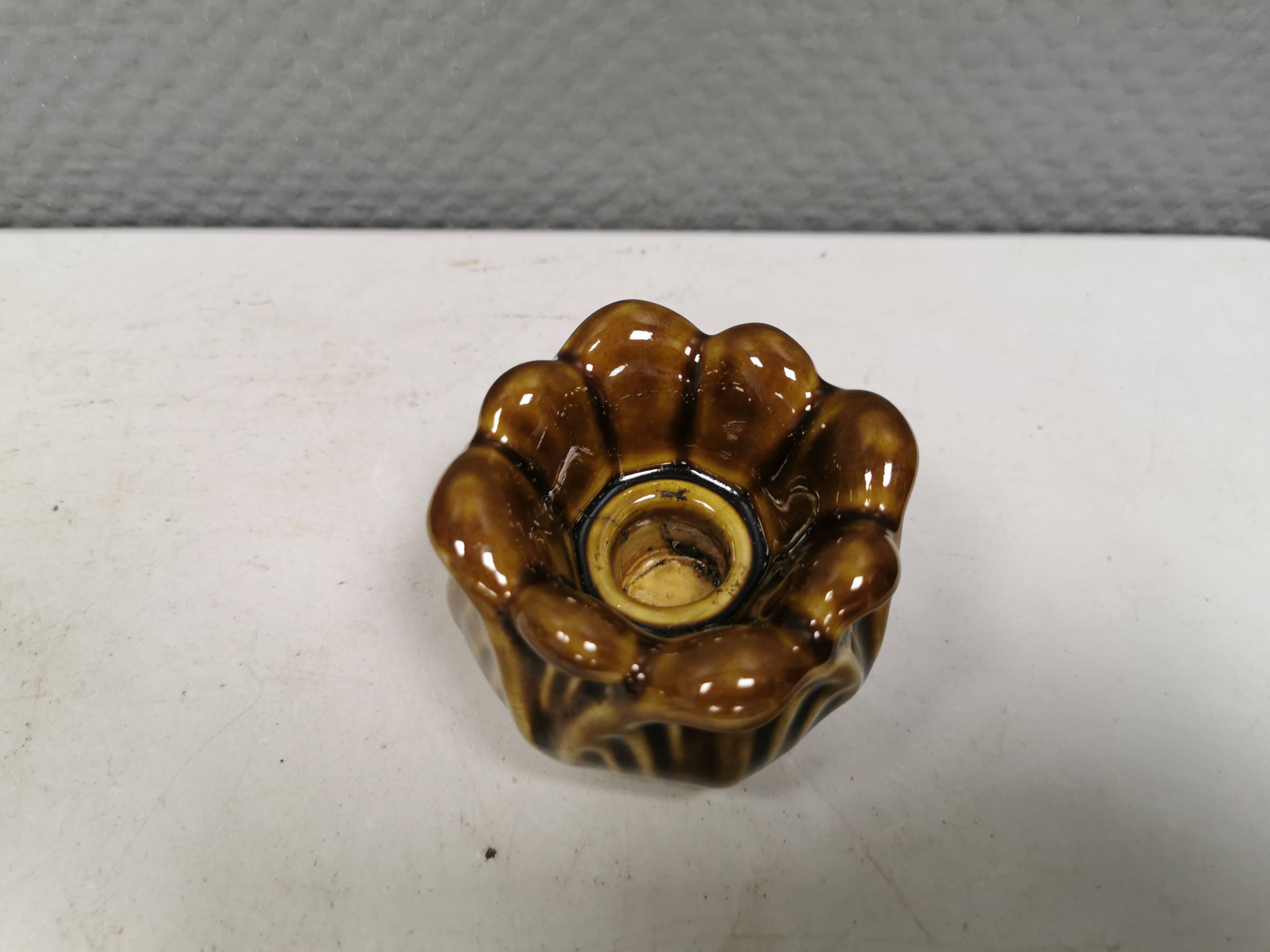 Bougeoir en glaçure dorée par le céramiste danois Michael Andersen