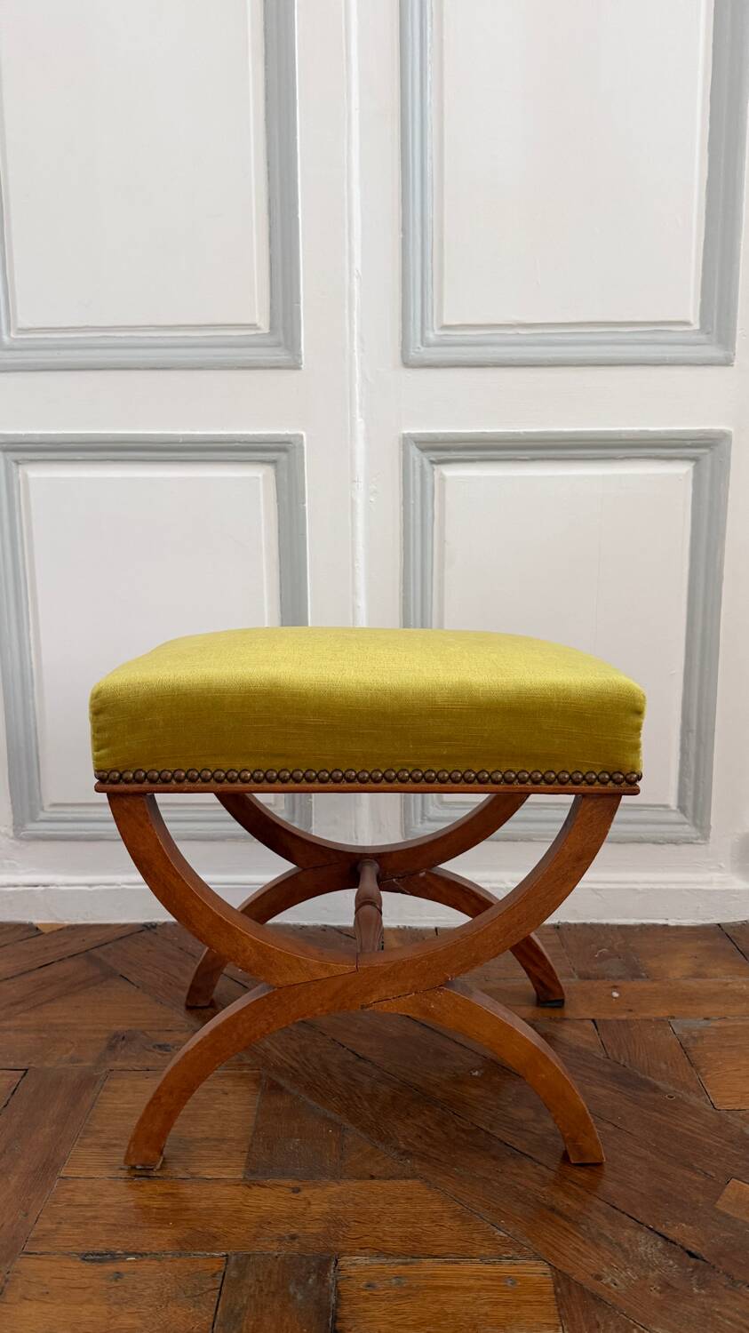 Tabouret curule ancien — noyer, tissu chartreuse, clous laiton