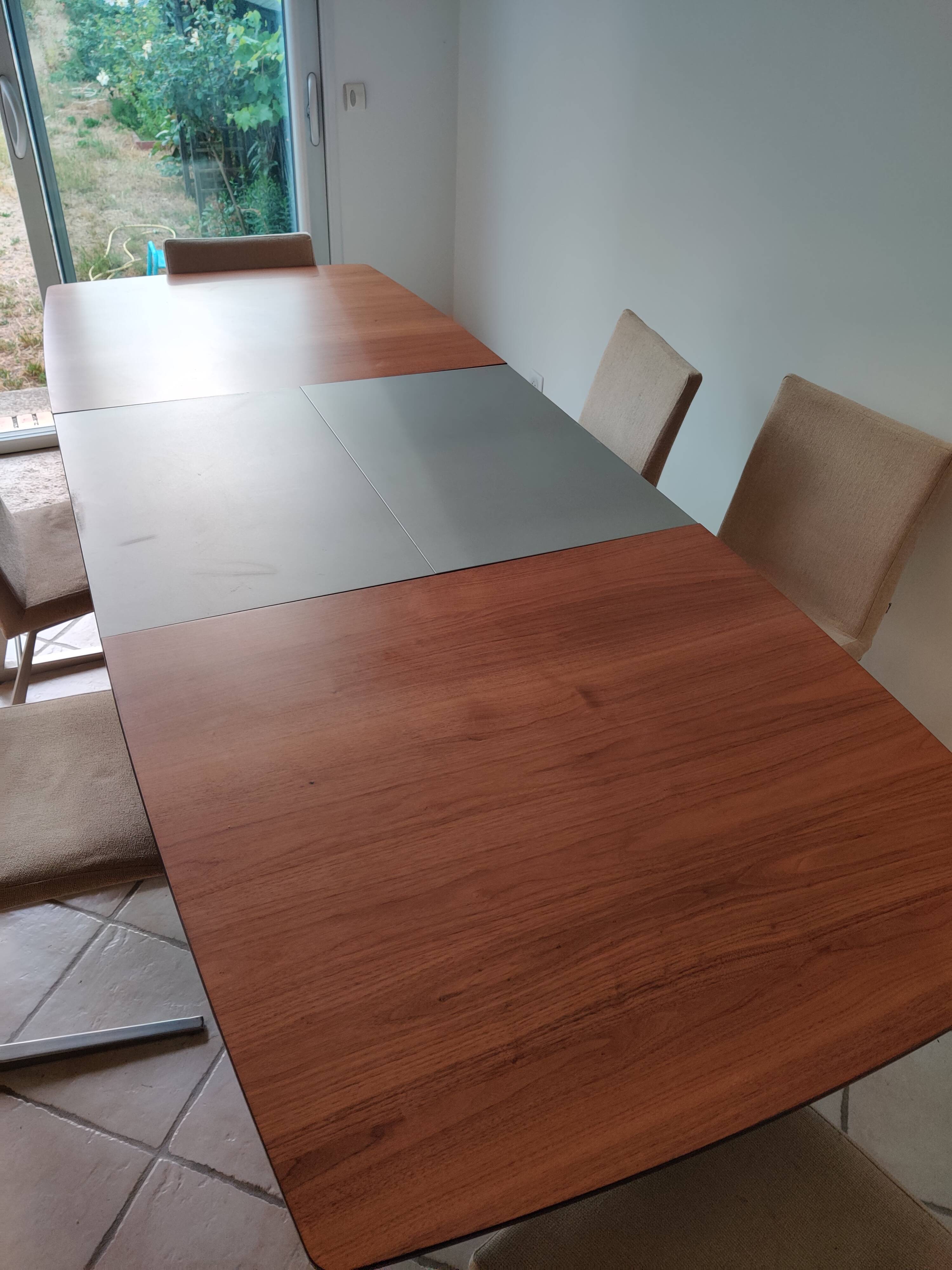 Magnificent dining table from Boconcept, model Fiorentina.