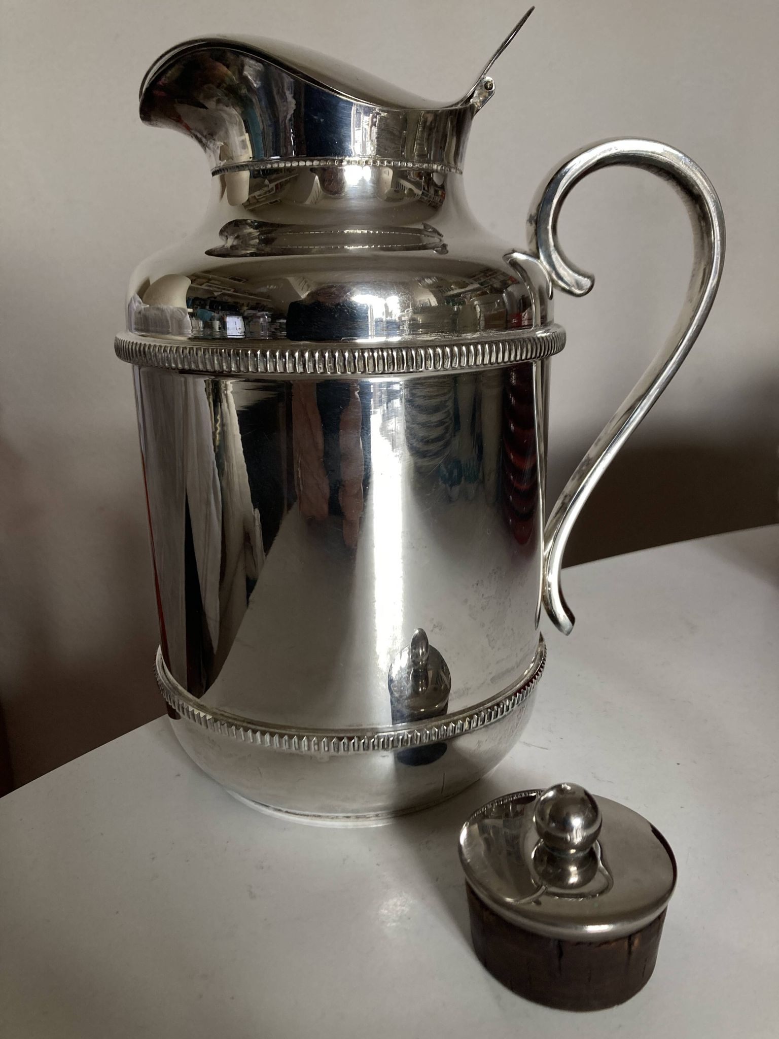 Isothermal salon jug Italy in silver-plated metal, neo-classical 1970.