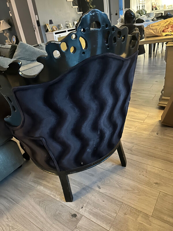 Fauteuil baroque en velours noir – esprit Louis XV