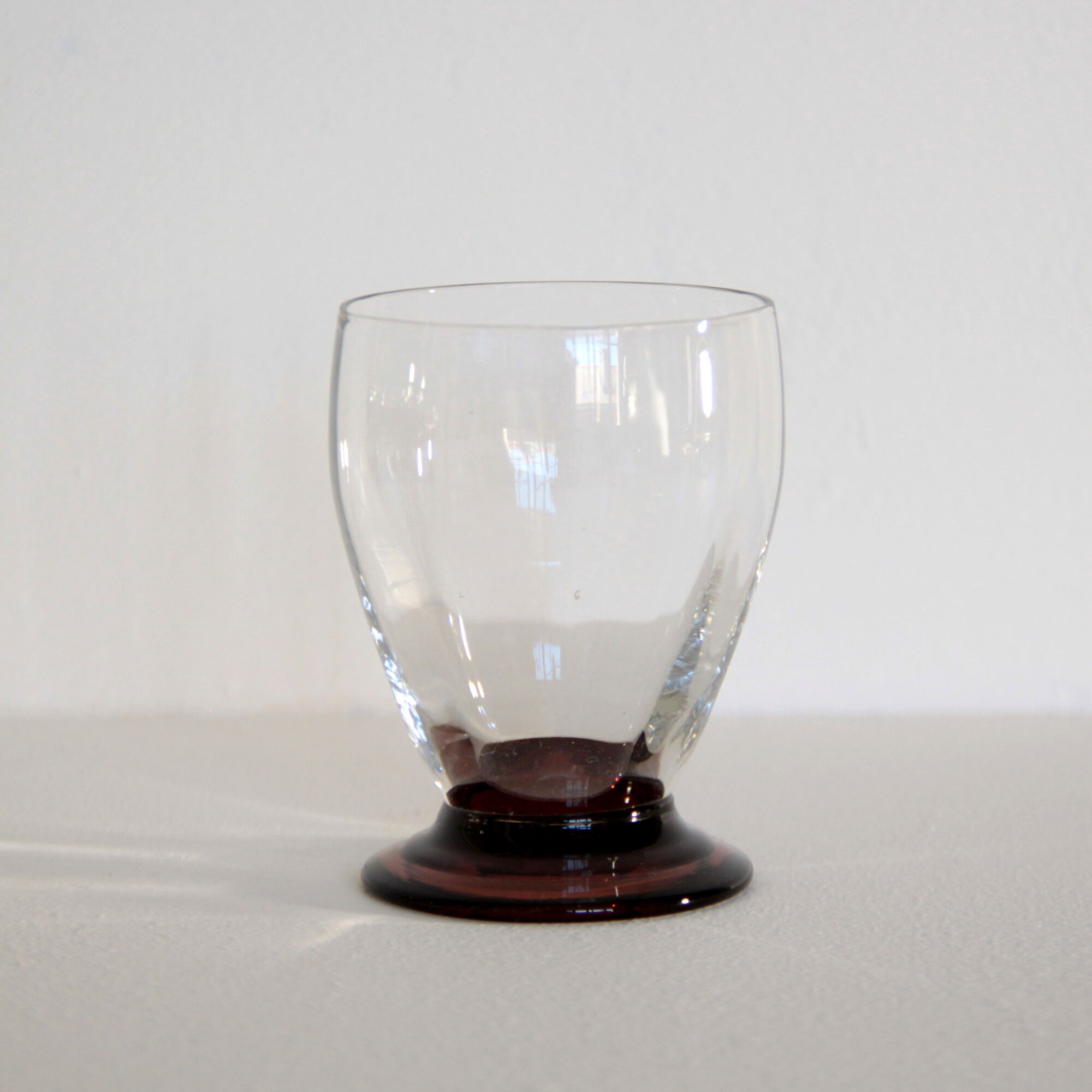 Set of 8 art deco wine or water glasses and red-brown coloured foot