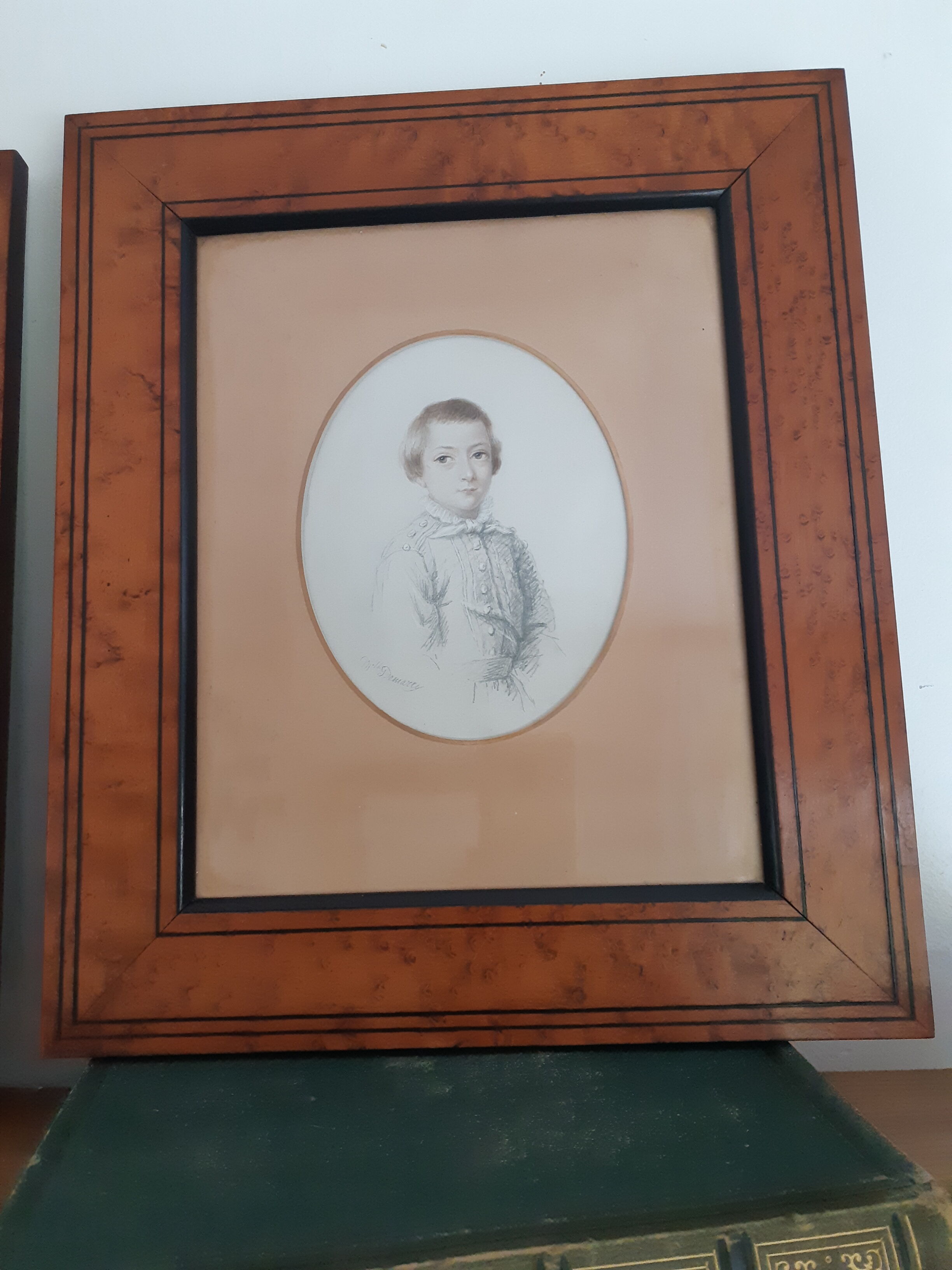 Gravure  jeune garçon, signé Melle Demarcy, cadre en loupe , vers 1830, antique français