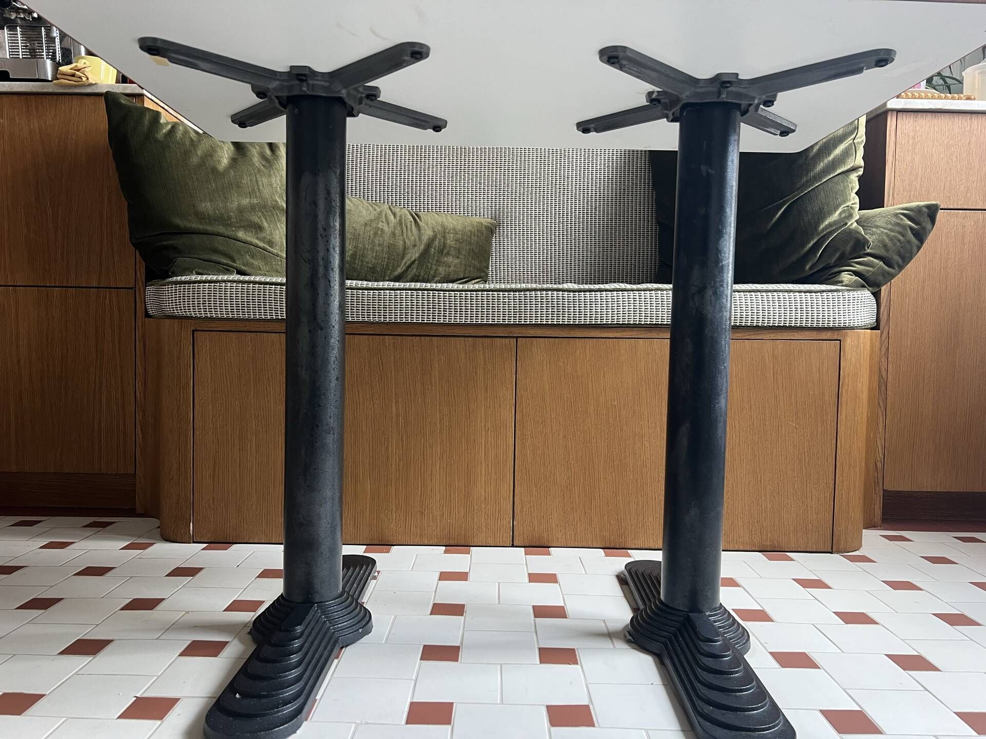 Table de bistrot pieds art deco et Formica