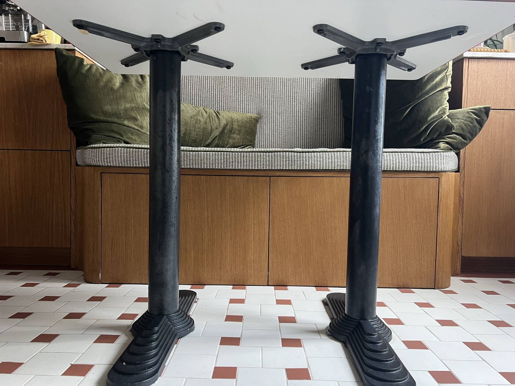 Table de bistrot pieds art deco et Formica