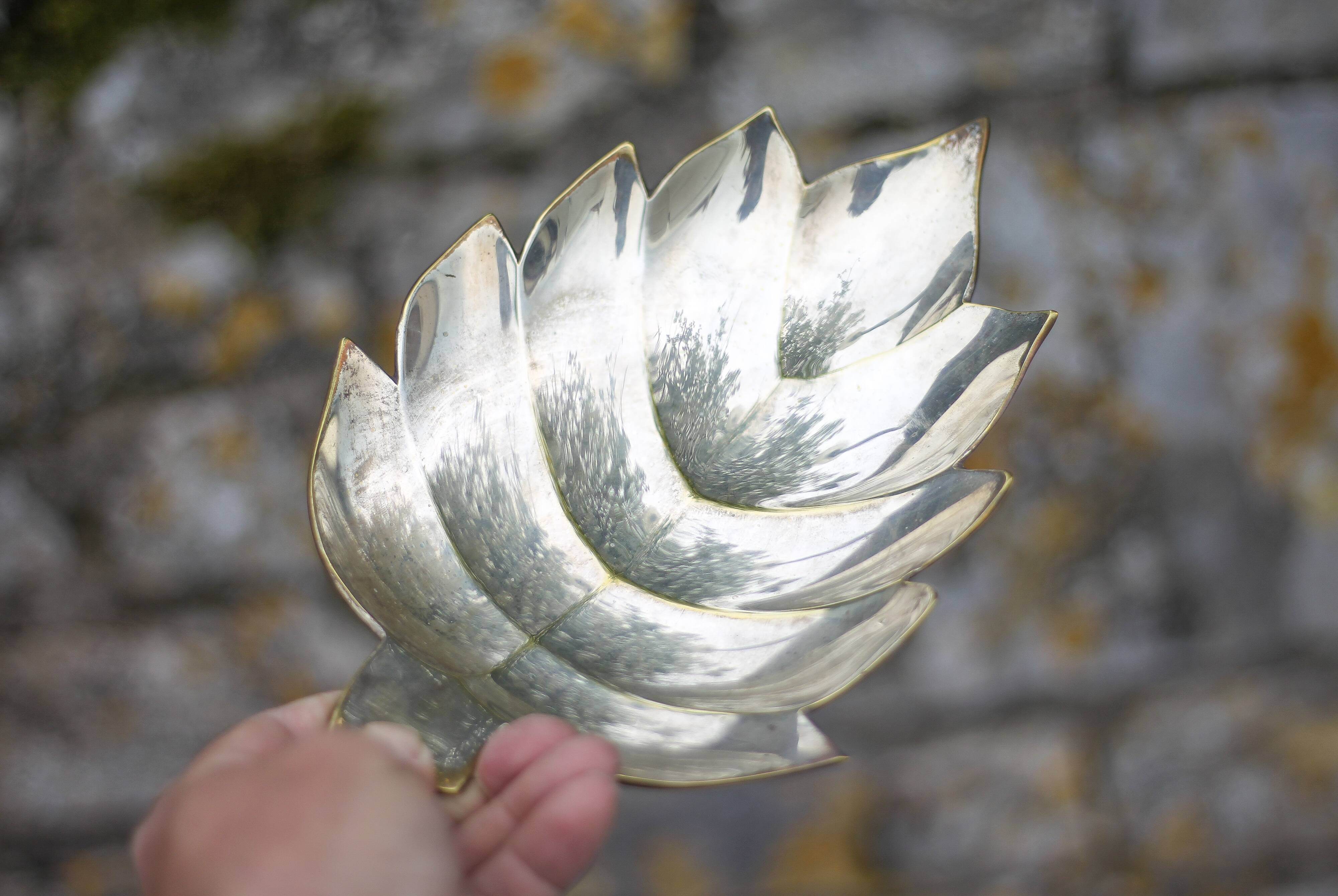 Pair of vintage leaf-shaped pockets, brass leaf cup