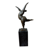 Sculpture contemporaine sur socle en marbre