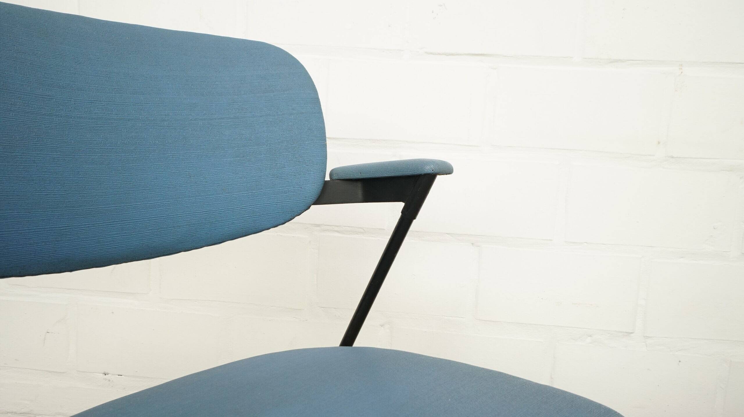 Ensemble de deux fauteuils modernistes d'Eric Lemesre et Willy Van Der Meeren