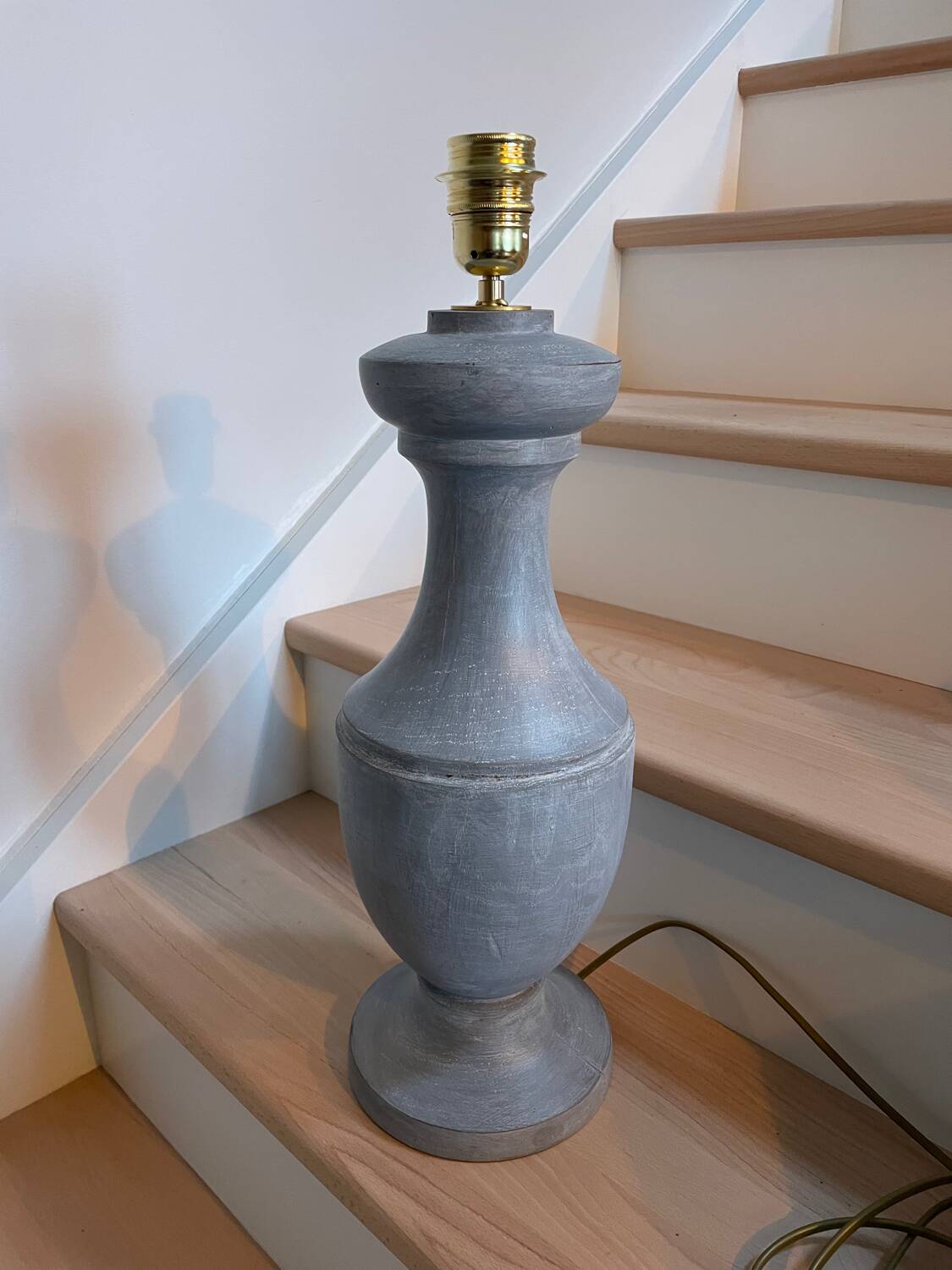 Lampe balustre vintage en bois de couleur gris zinc