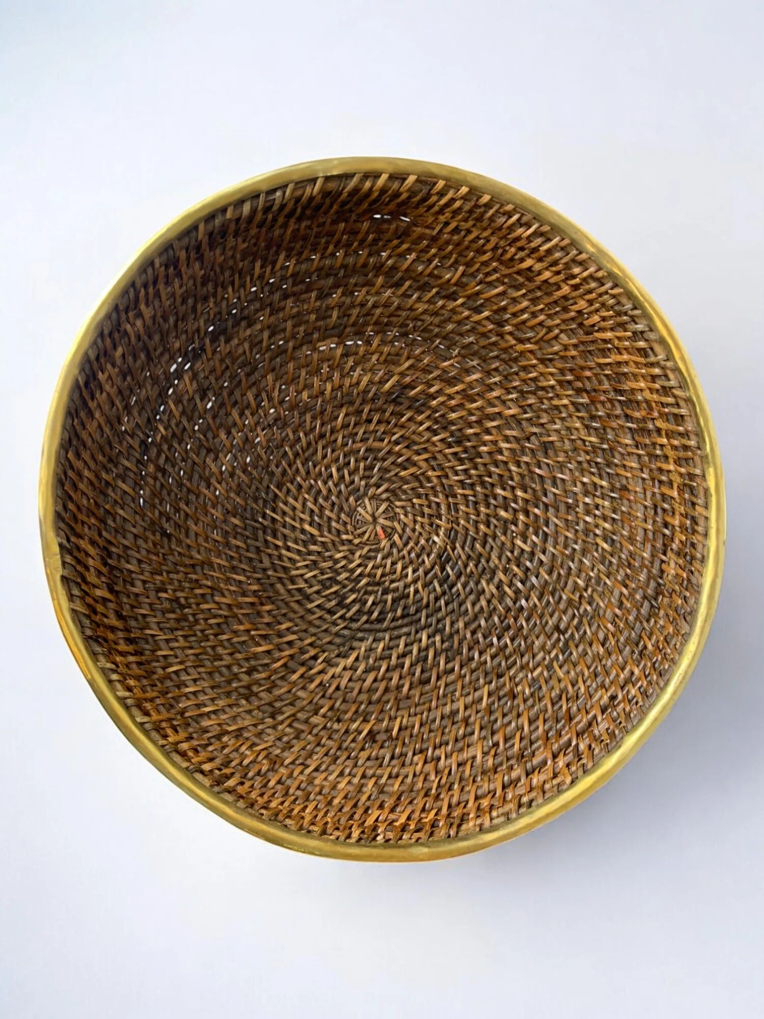 Panier en rotin et laiton, Italie, années 1970, 32 cm de diamètre