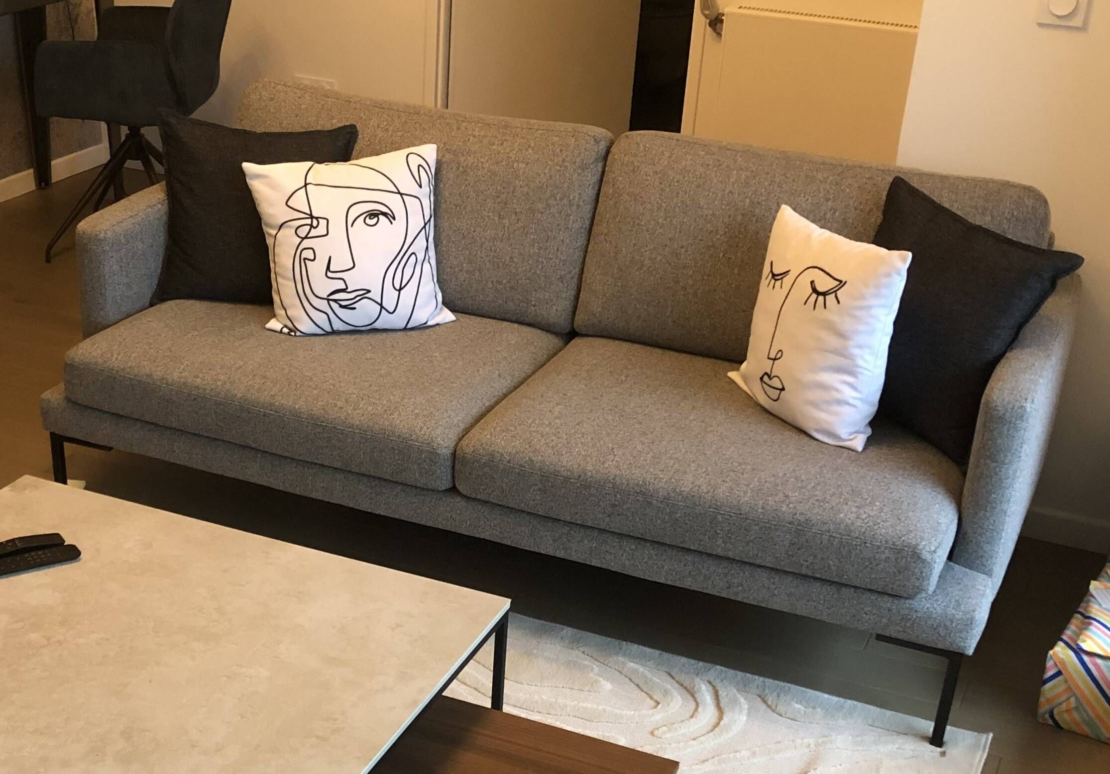 Canapé 2,5 places Assis modèle Ludvig en tissu gris