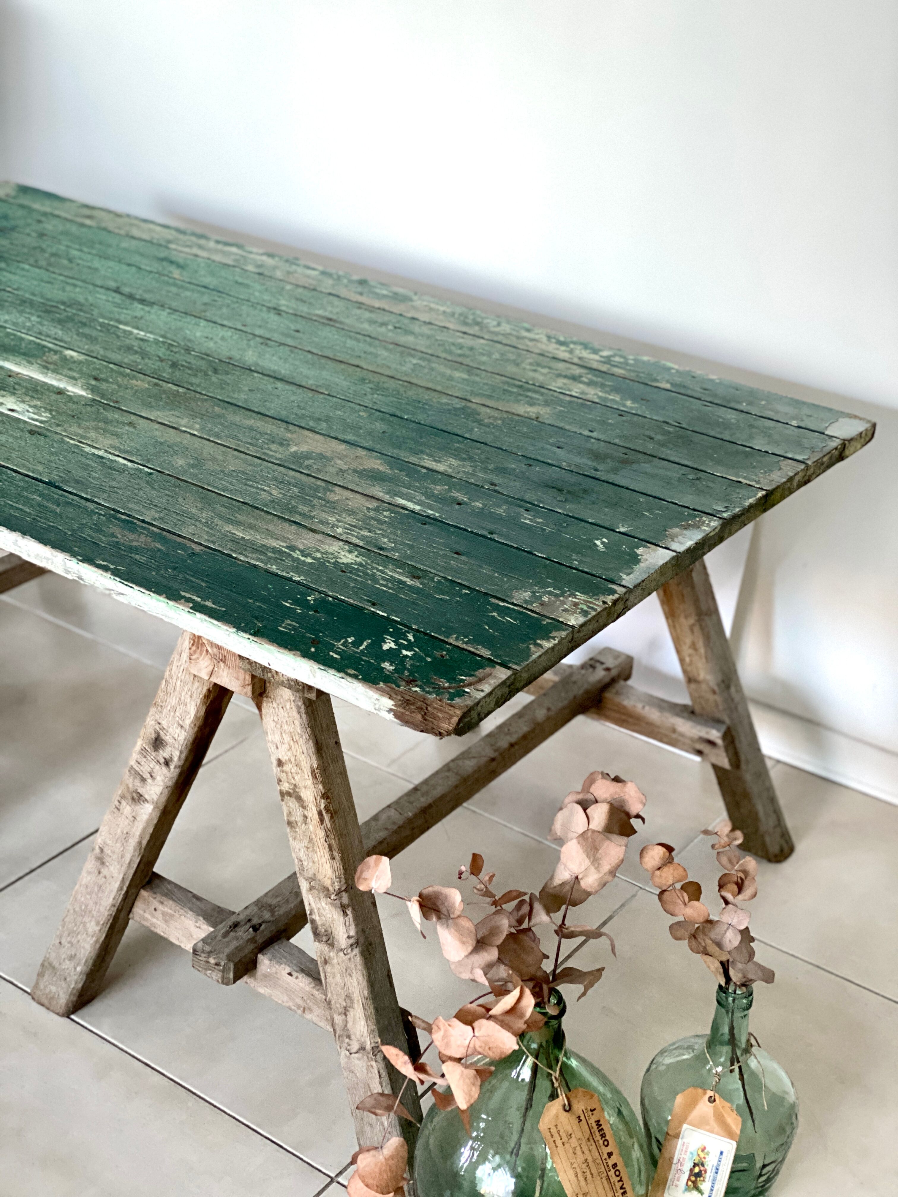 Table basse sur tréteaux anciens en bois