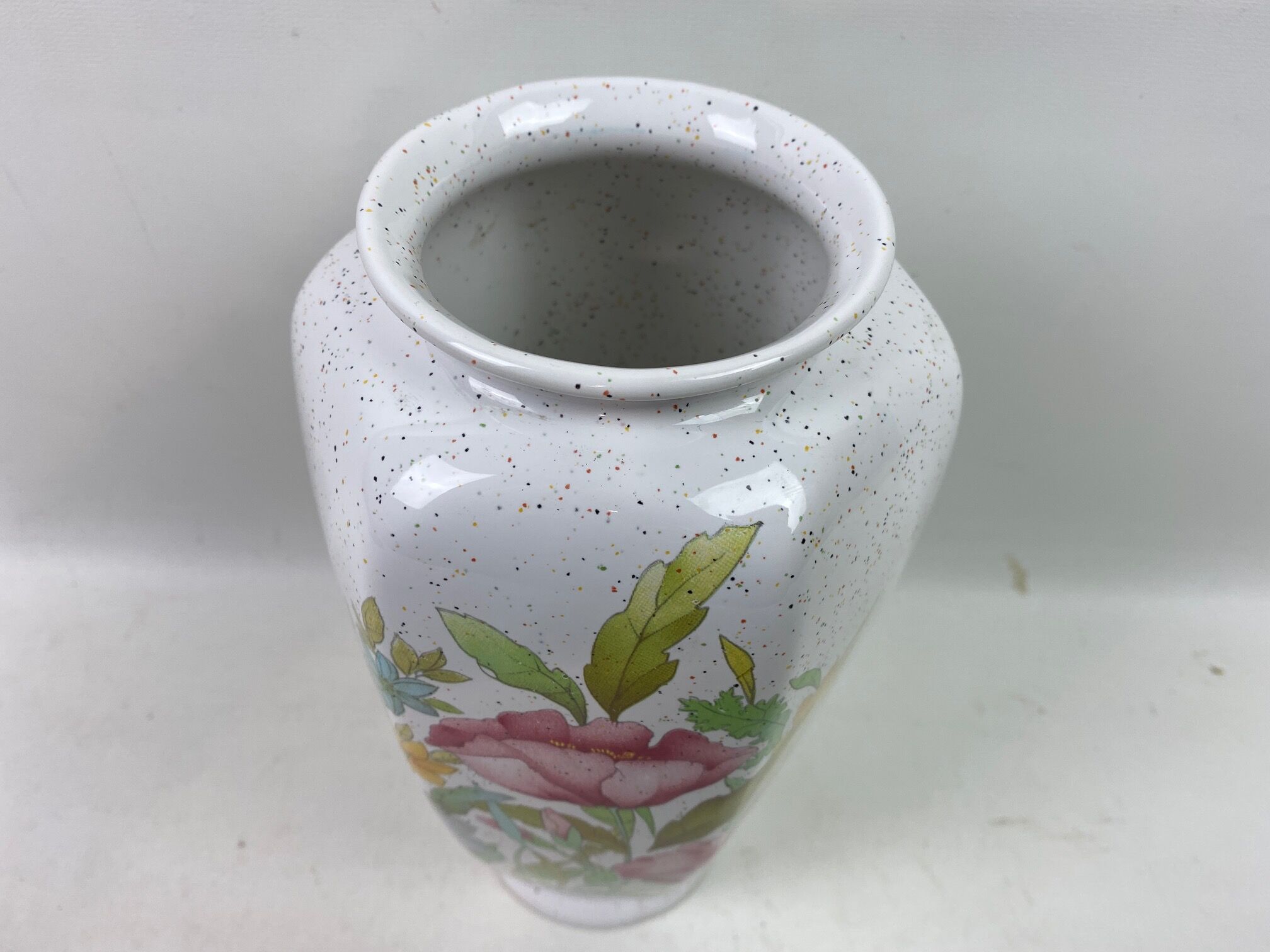 Light grey speckled vase decorated flowers 25cm