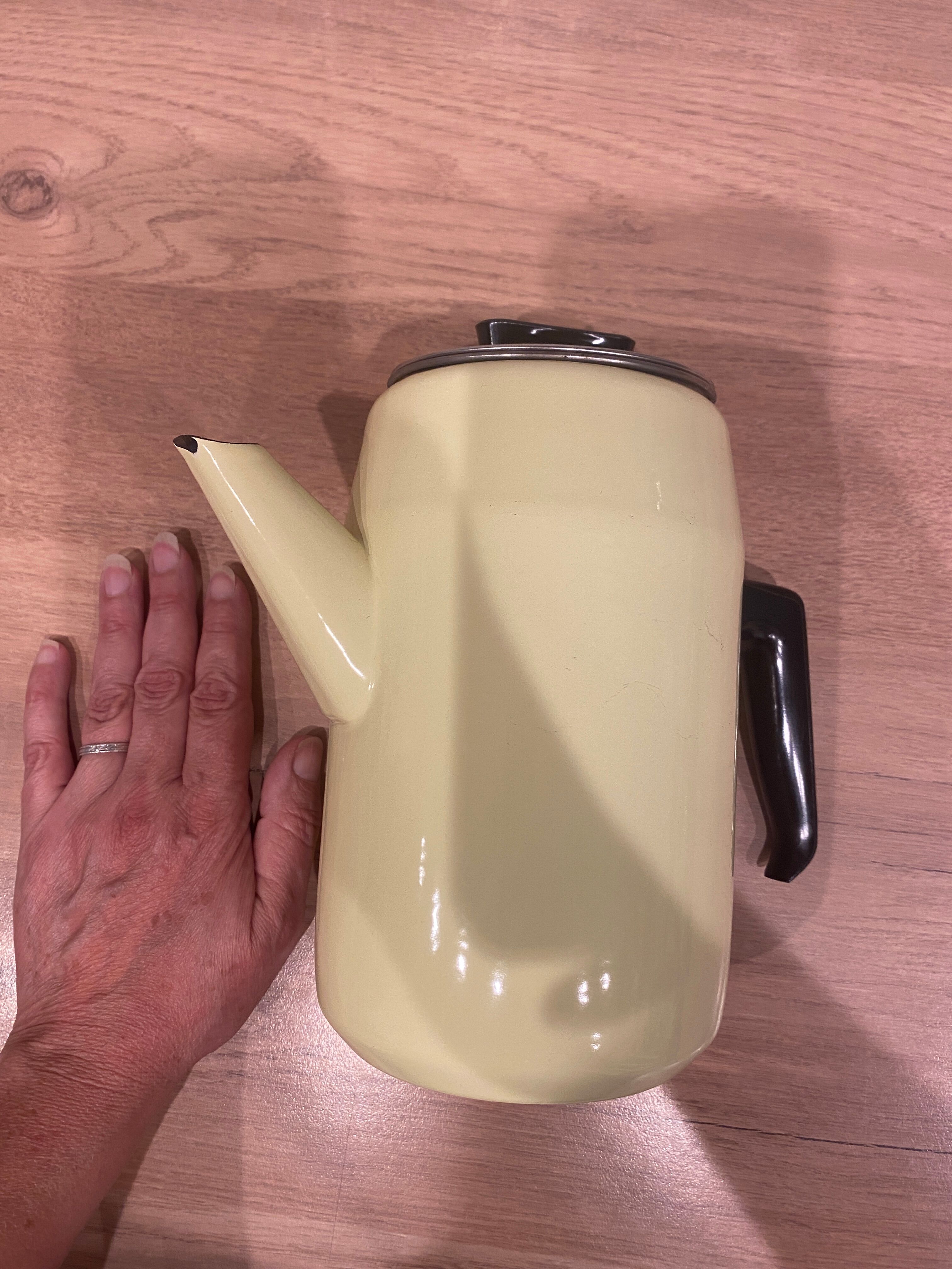 Cafetière en tôle émaillée jaune