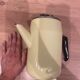Cafetière en tôle émaillée jaune