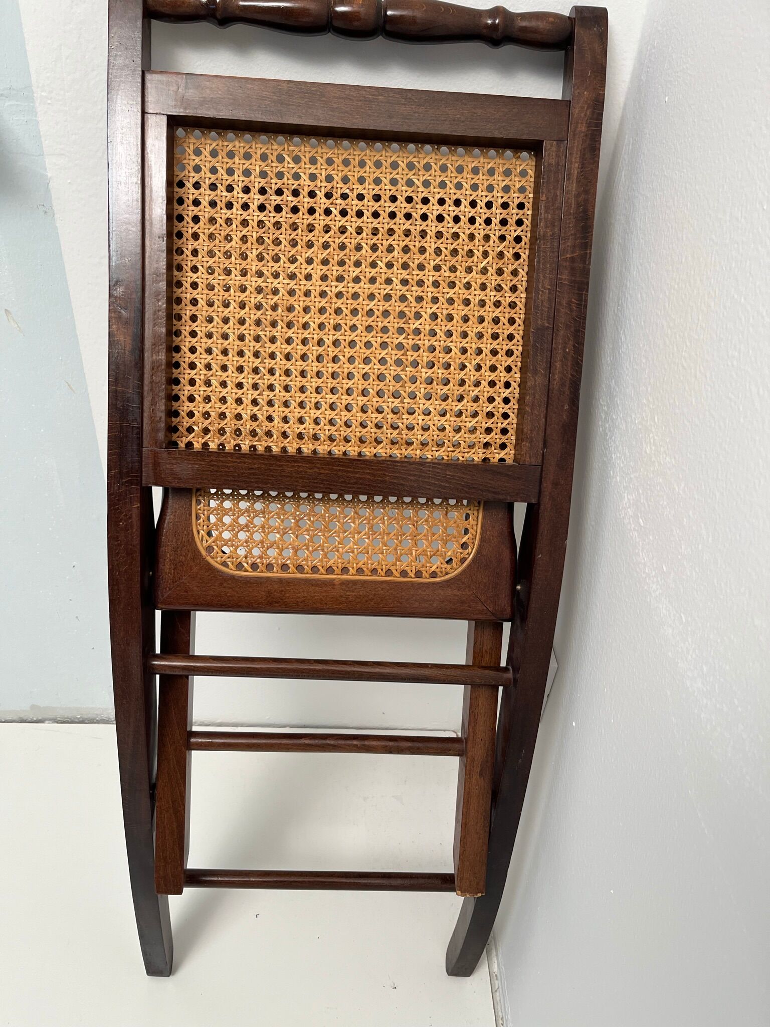 2 vintage folding chairs in wood and canning, 60s