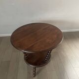 The pedestal table "brutalizes"