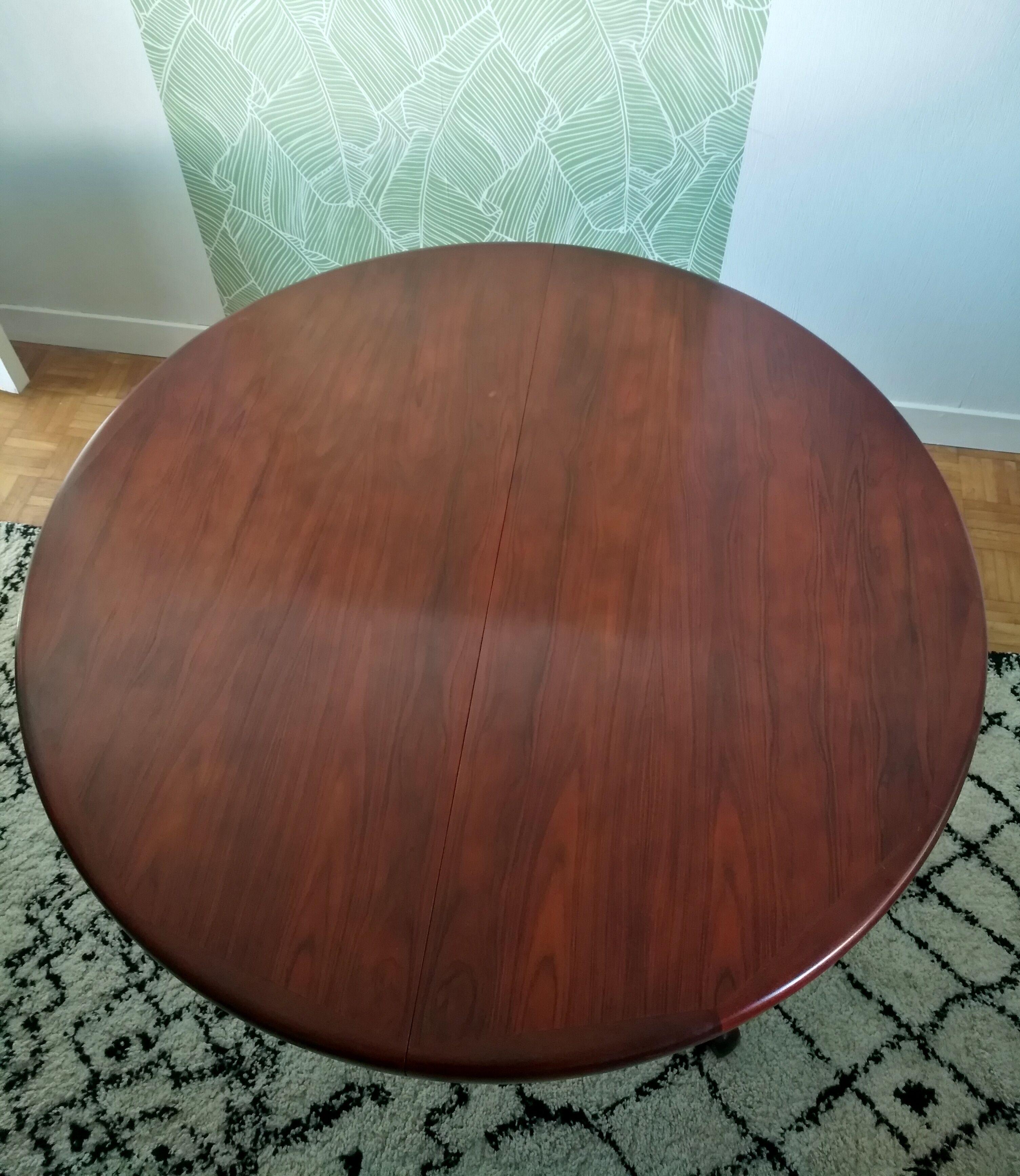 Danish extendable round table on central support