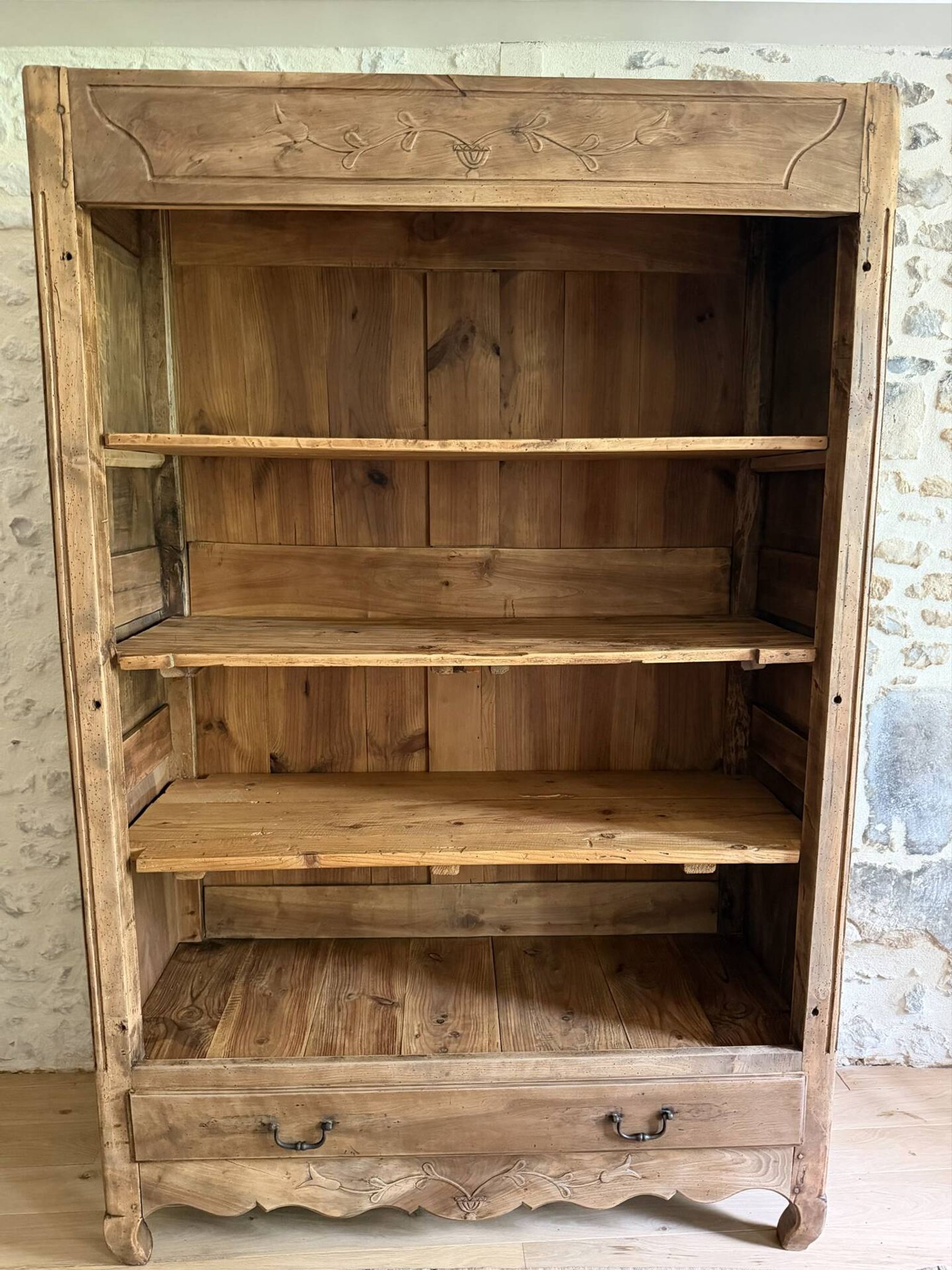 Bibliothèque en bois rénovée