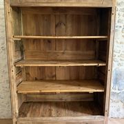 Bibliothèque en bois rénovée