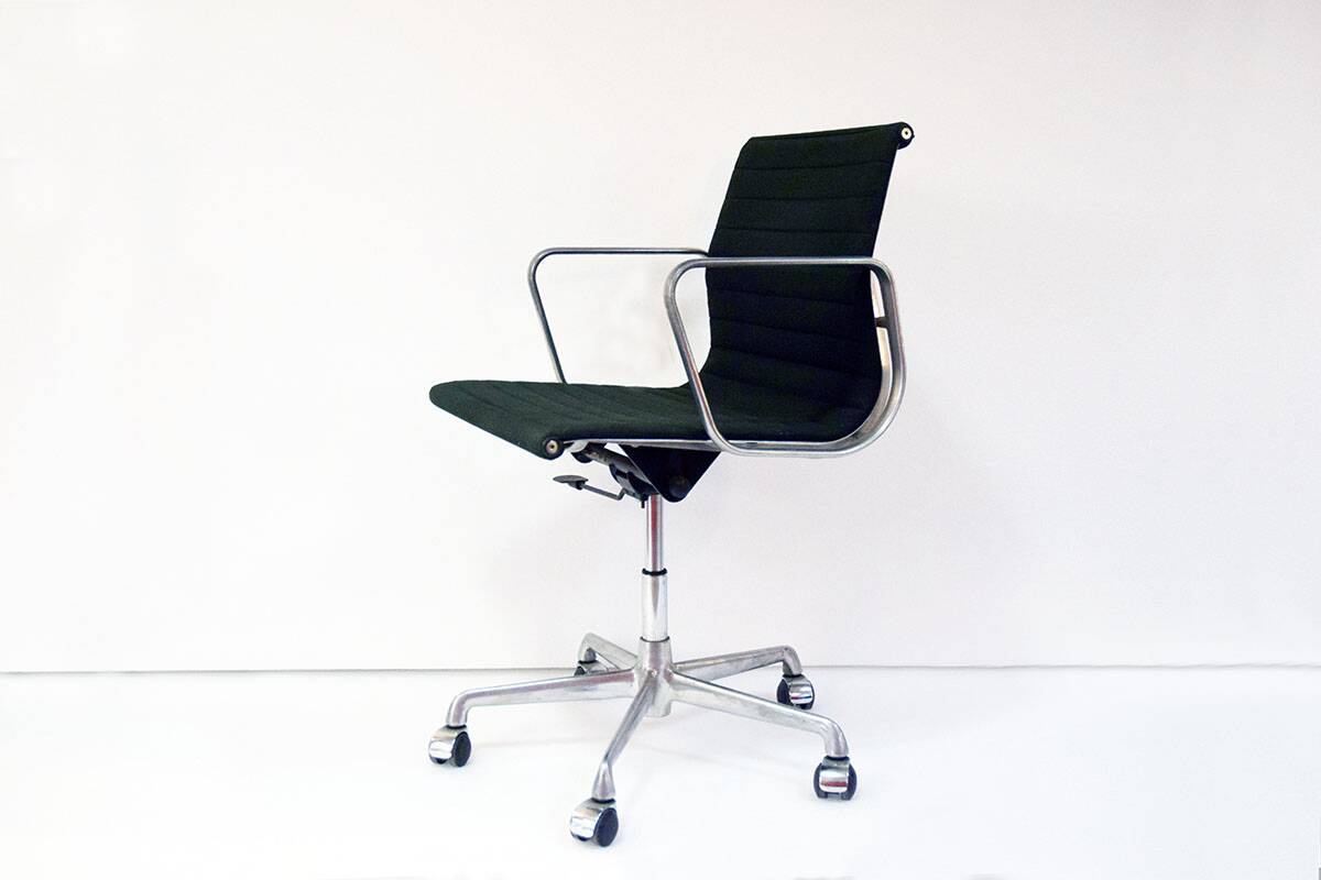 Chaise de bureau Charles & Ray Eames mod. EA117 production ICF, années 1970