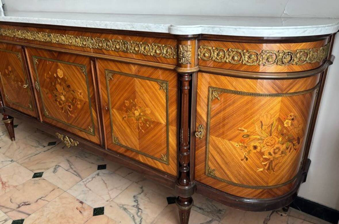 Buffet en marqueterie de style Louis XVI avec plateau en marbre