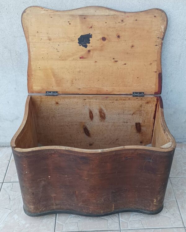 Ancien coffre en pin