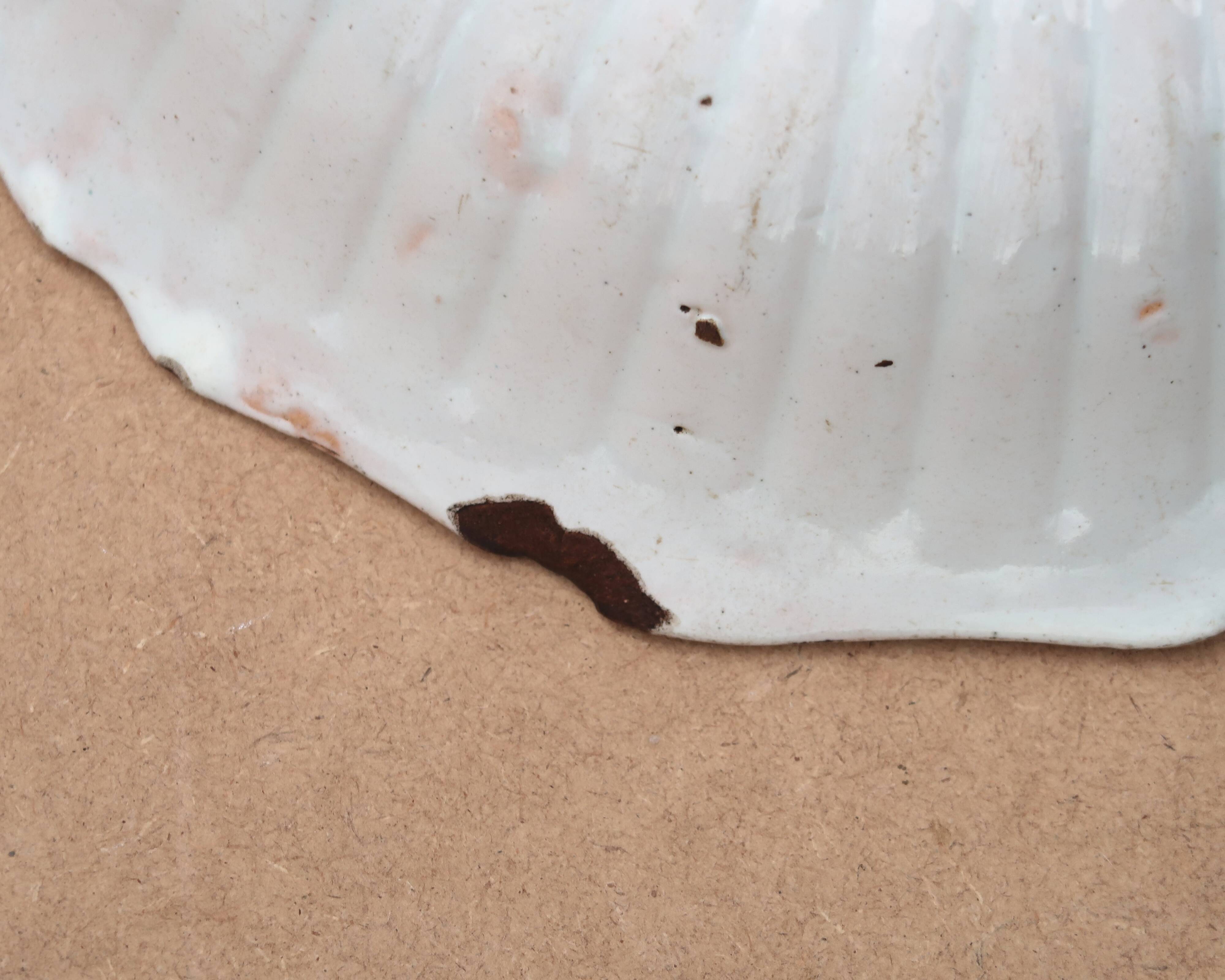 Shallow flat dish in Nevers earthenware from the 18th century.