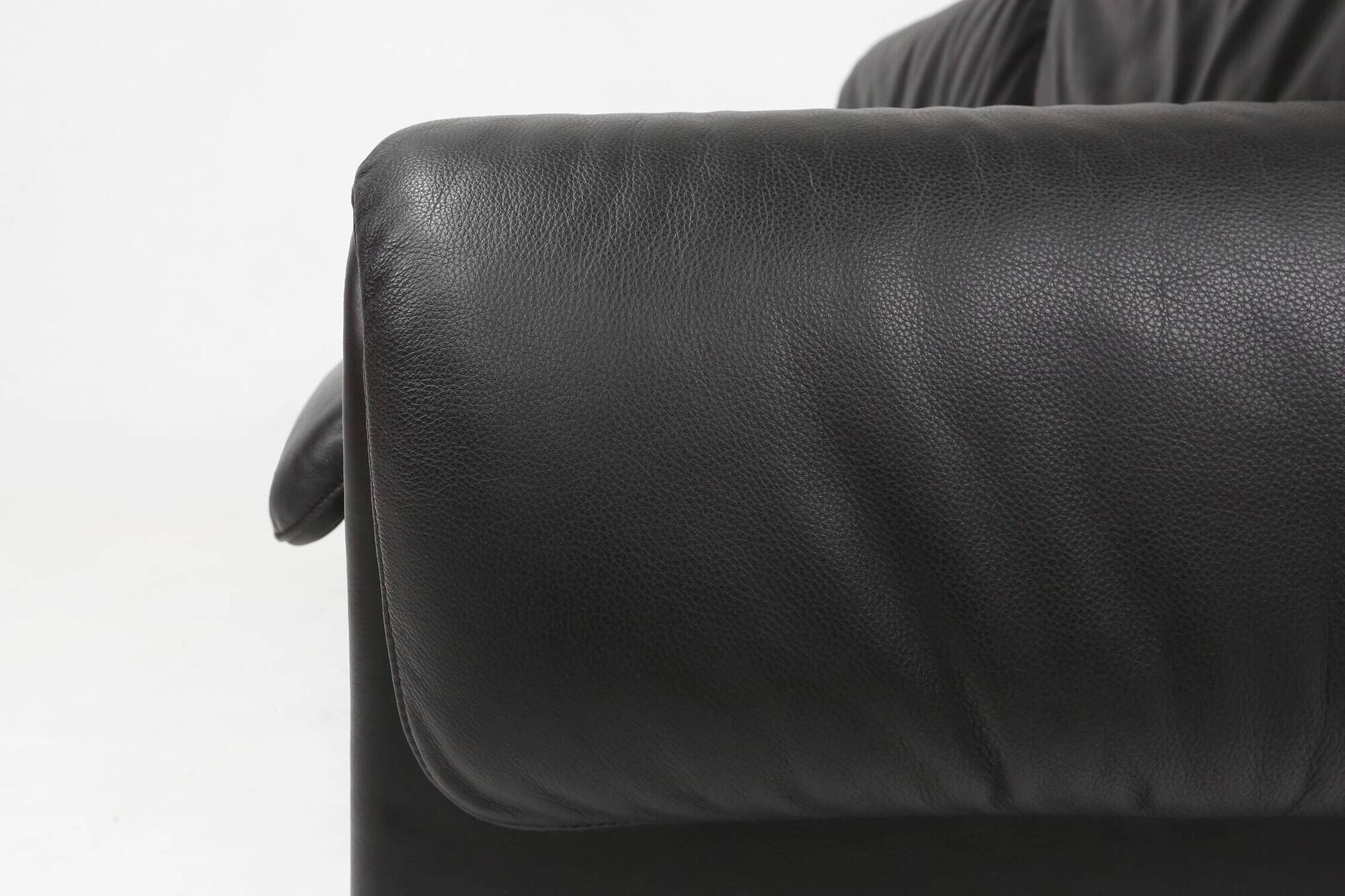 Iconic black leather DS-2011 sofa by De Sede, Switzerland ca. 1980