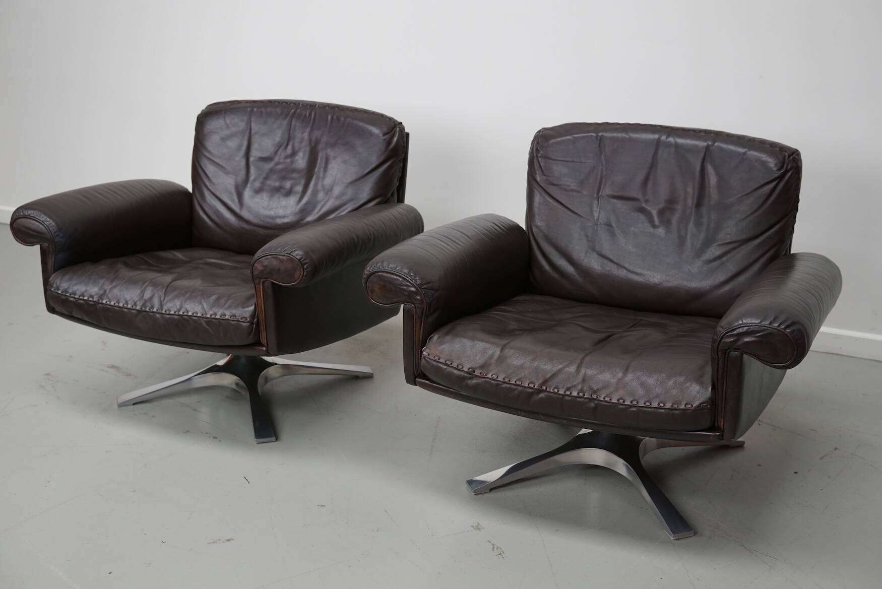 Pair of Vintage De Sede DS-31 Swivel Armchairs in Brown Leather