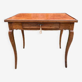 Small desk table called “Cabaret” top in walnut, Louis XV period