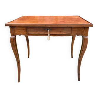 Small desk table called “Cabaret” top in walnut, Louis XV period