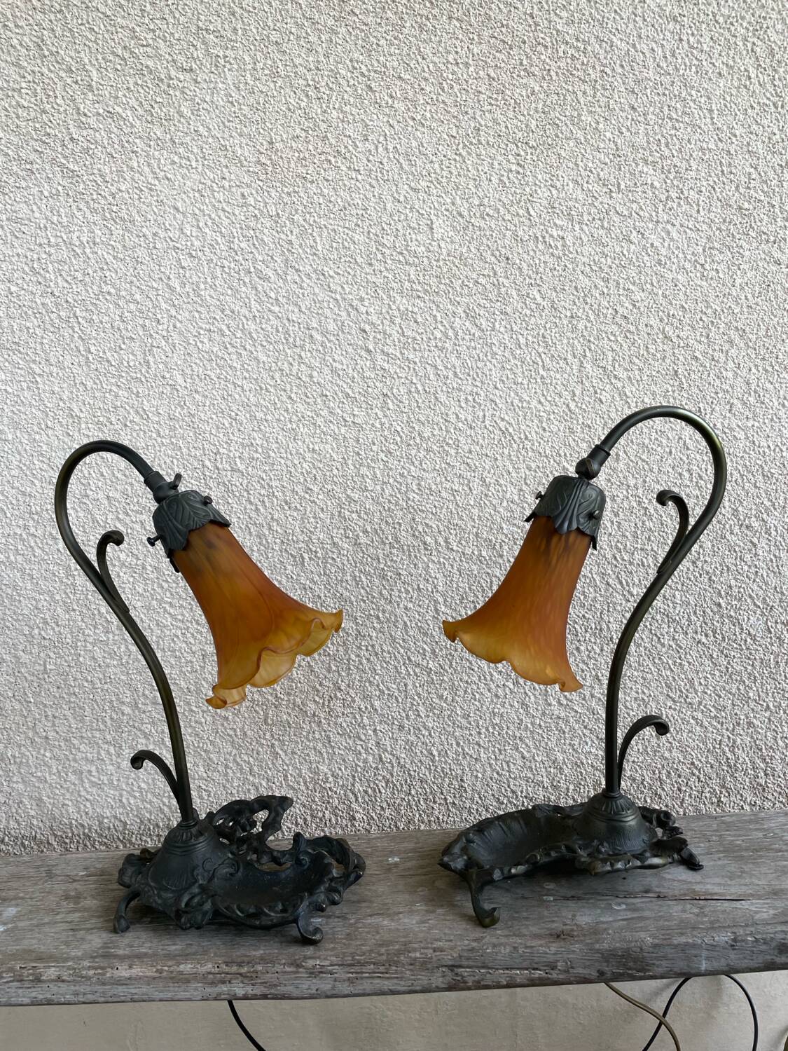 2 lampes en bronze avec abat-jours en tulipes