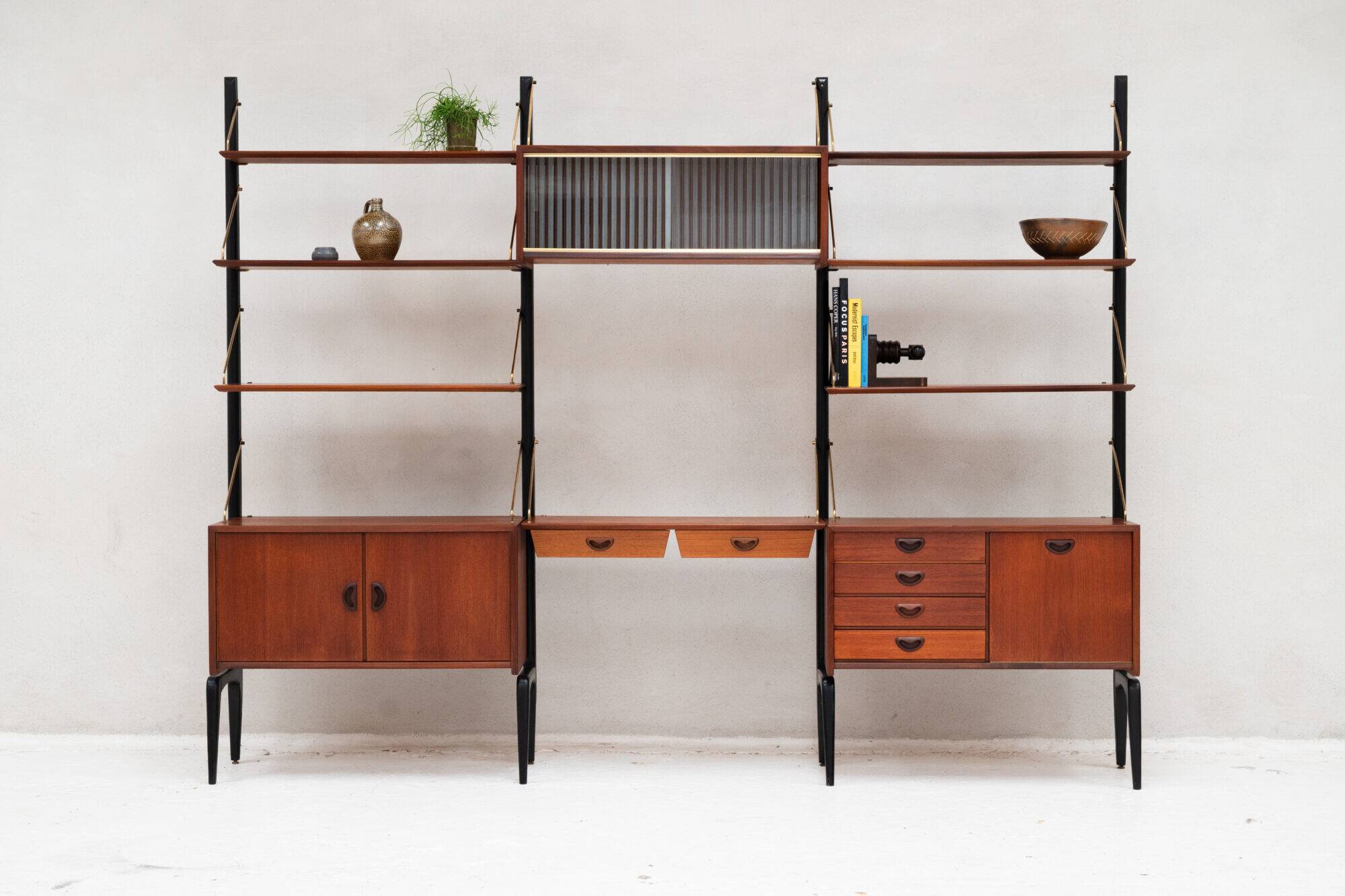 Etagère sur pieds 3-baies par Louis Van Teeffelen