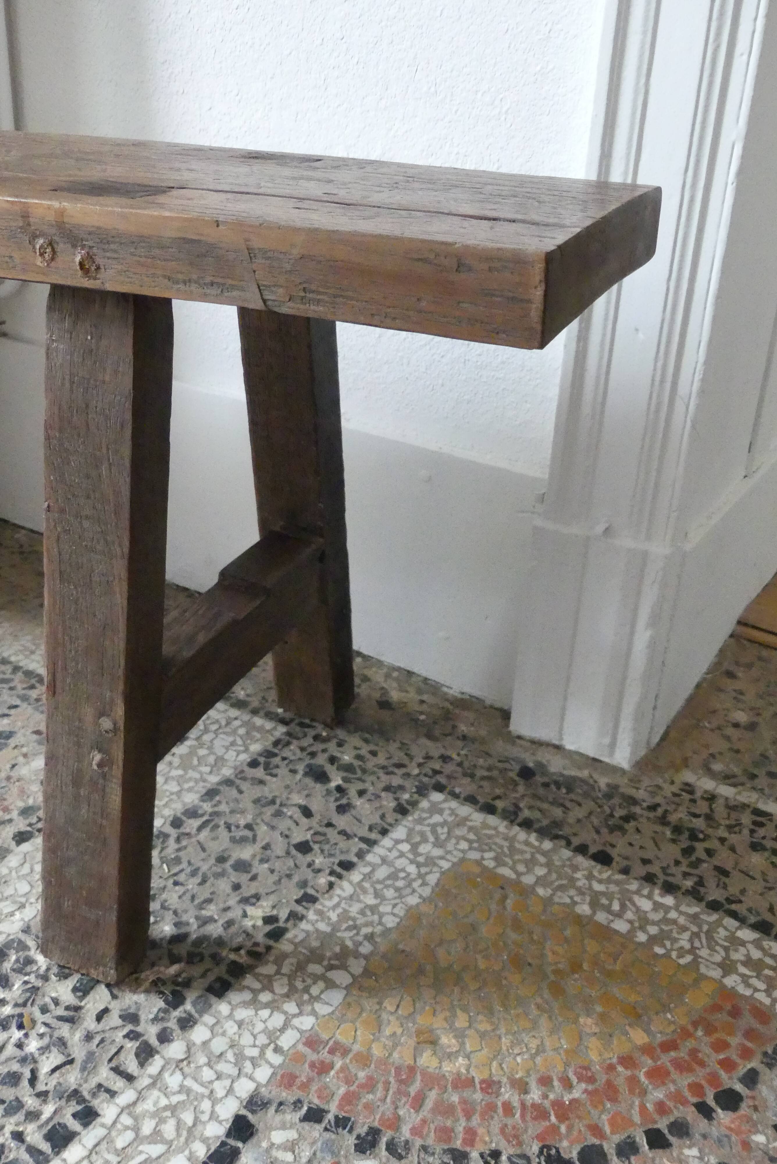 Banc antique en bois brutaliste