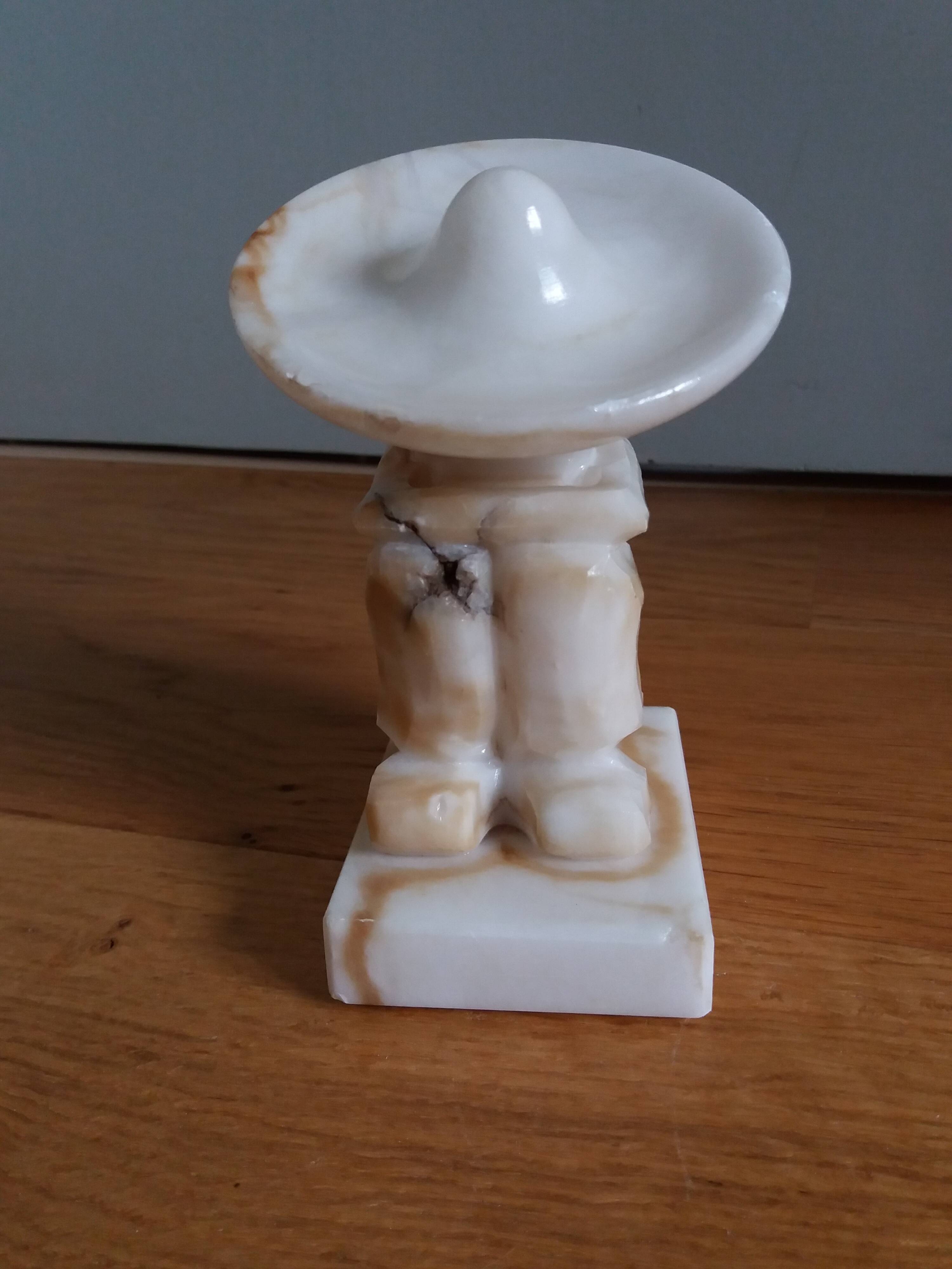 Statuette serre livre en albâtre