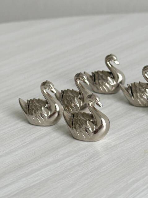 Metal swan name holders
